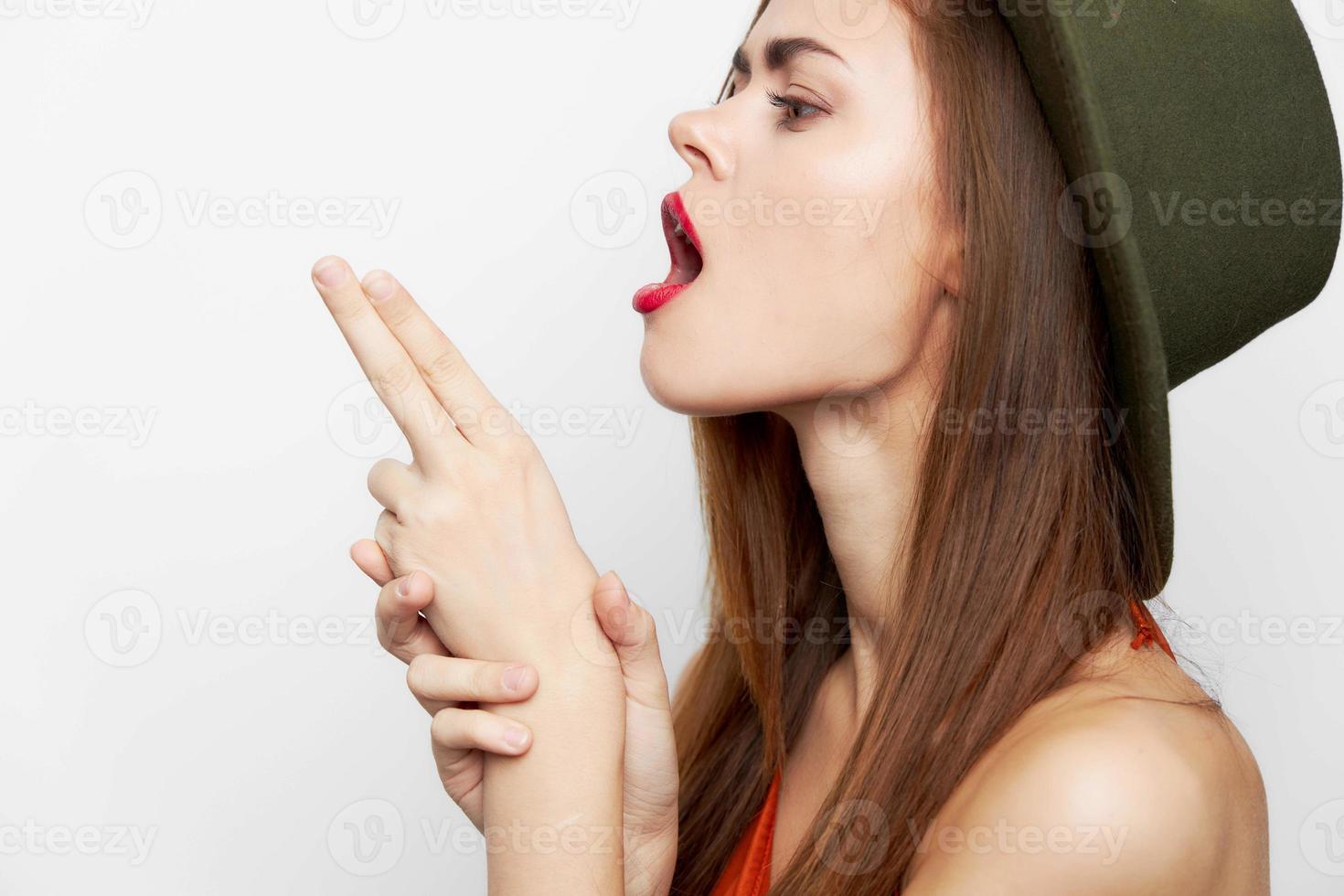 retrato de un mujer en un sombrero actitud lado ver de dedo gesto rojo labios foto