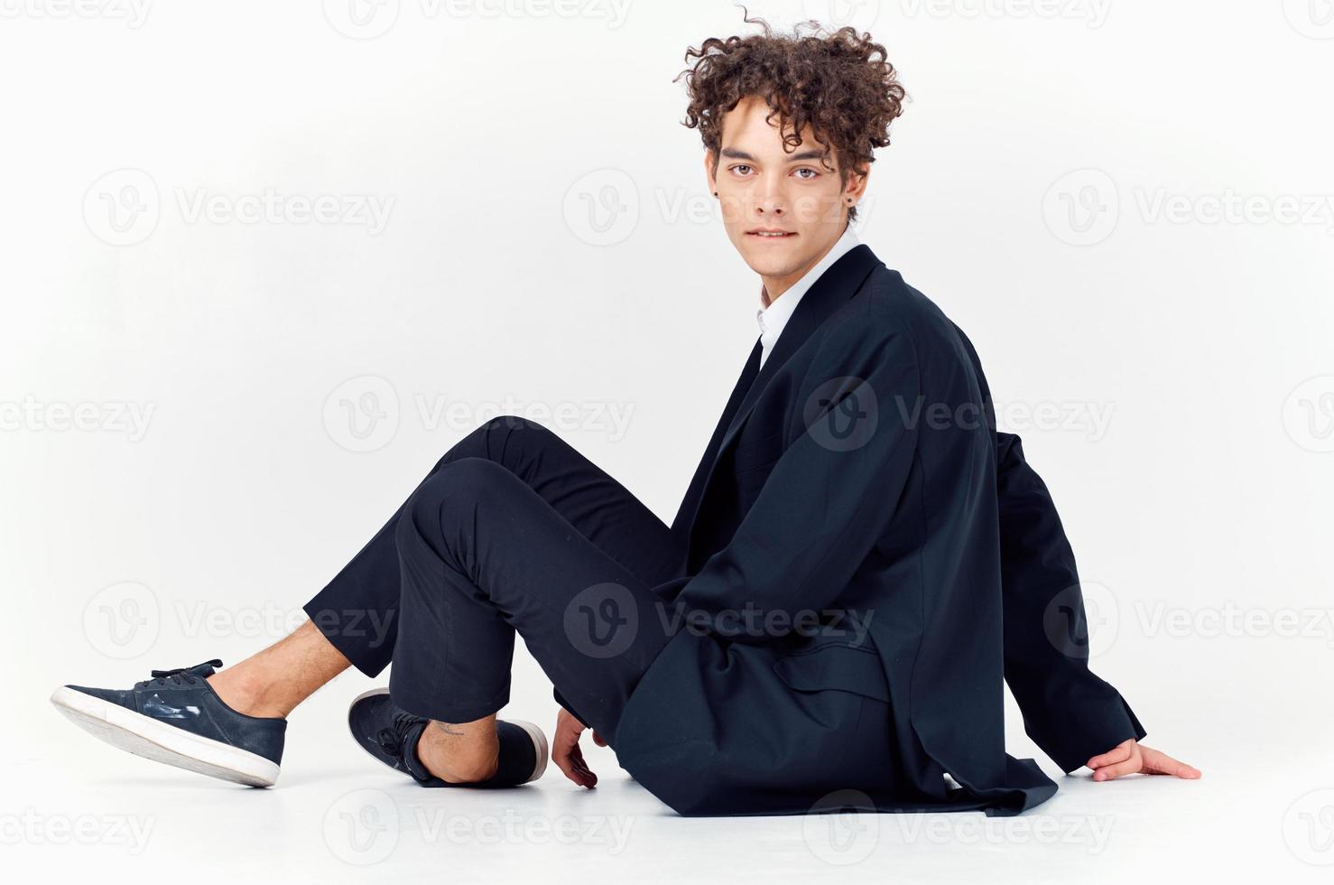 hombre en traje moderno estilo yo confianza Moda estudio ligero antecedentes foto