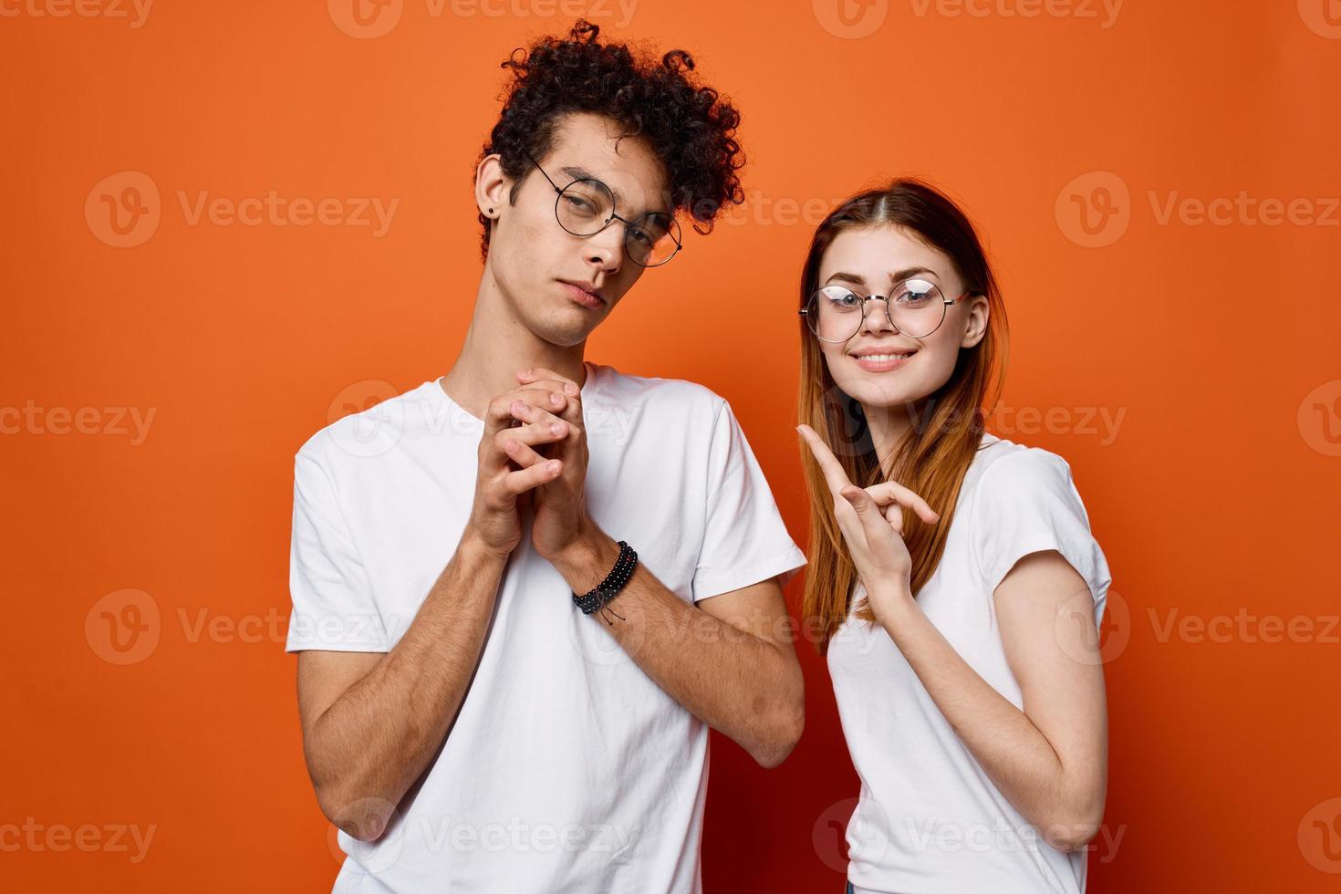 alegre joven Pareja vistiendo lentes comunicación aislado antecedentes foto