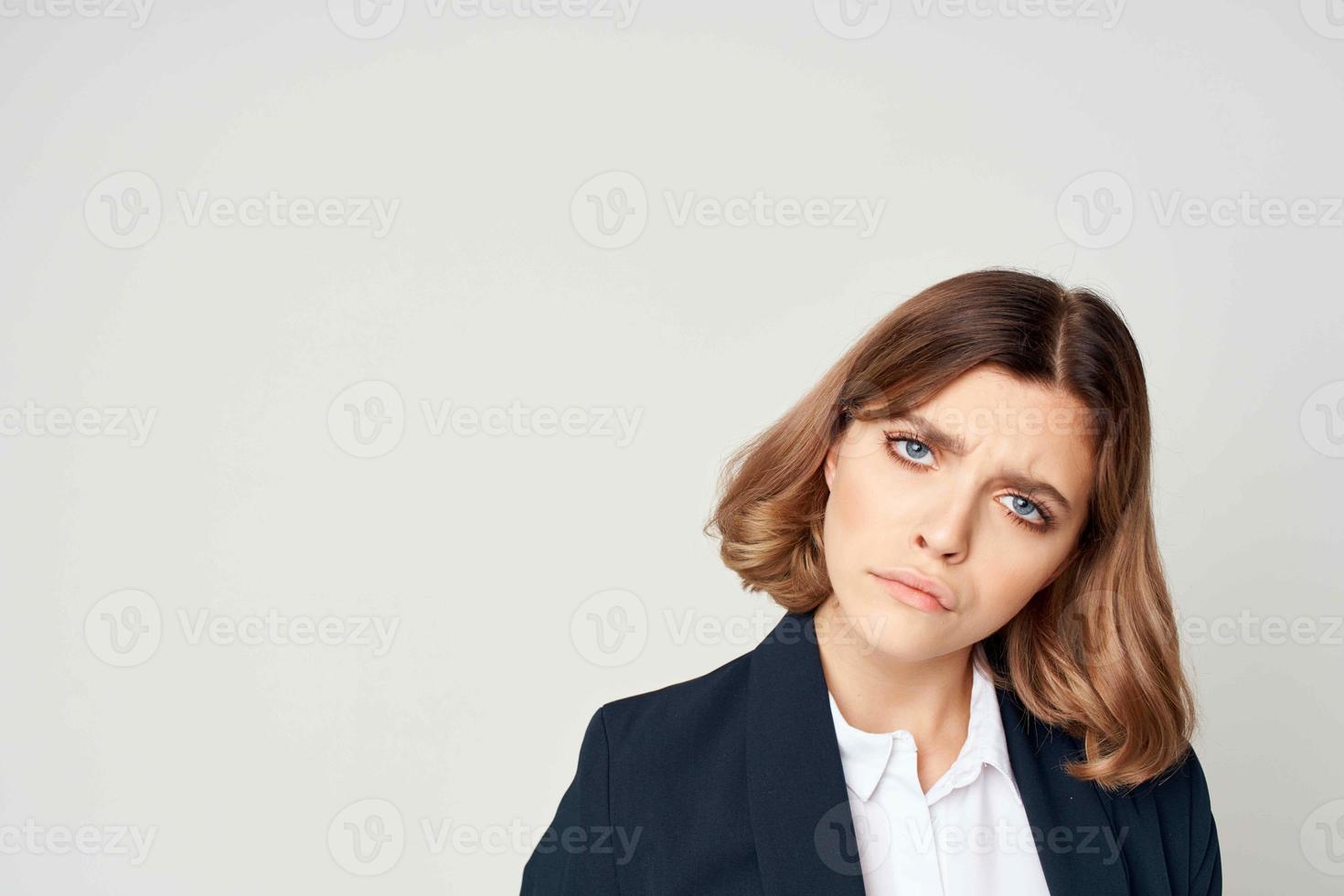 alegre emocional mujer en traje documento trabajo profesional foto