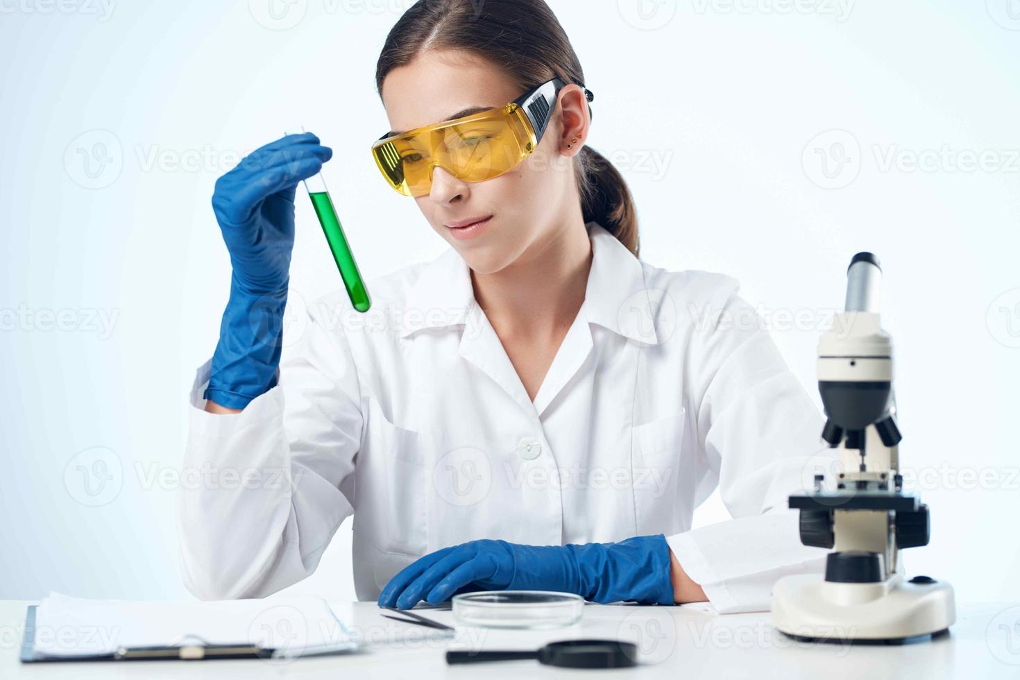 mujer biólogo laboratorio investigación químico solución microscopio foto