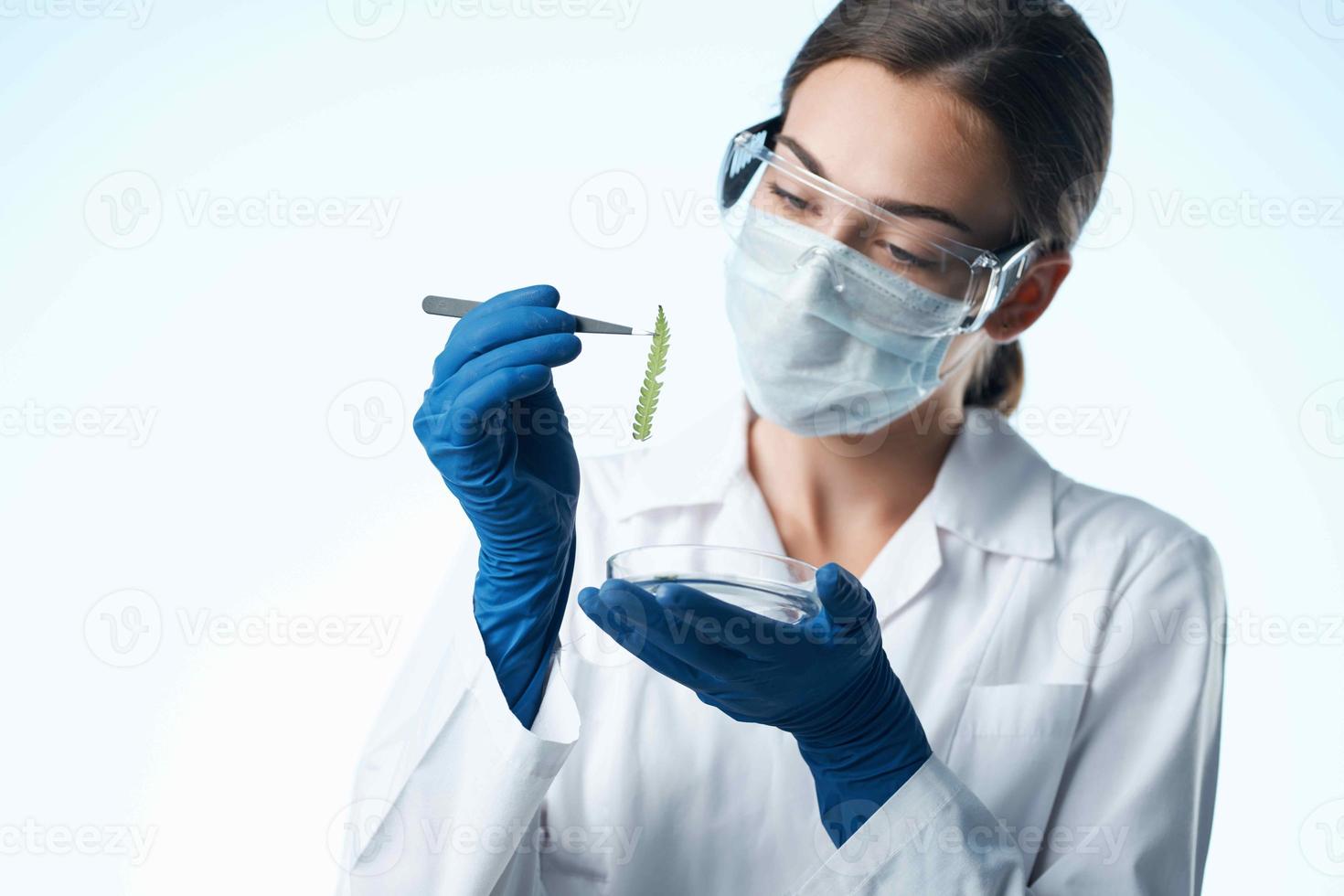 mujer laboratorio asistente médico máscara investigación química de cerca foto