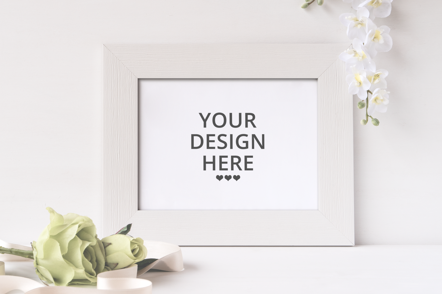 Picture frame with flower bouquet mockup psd