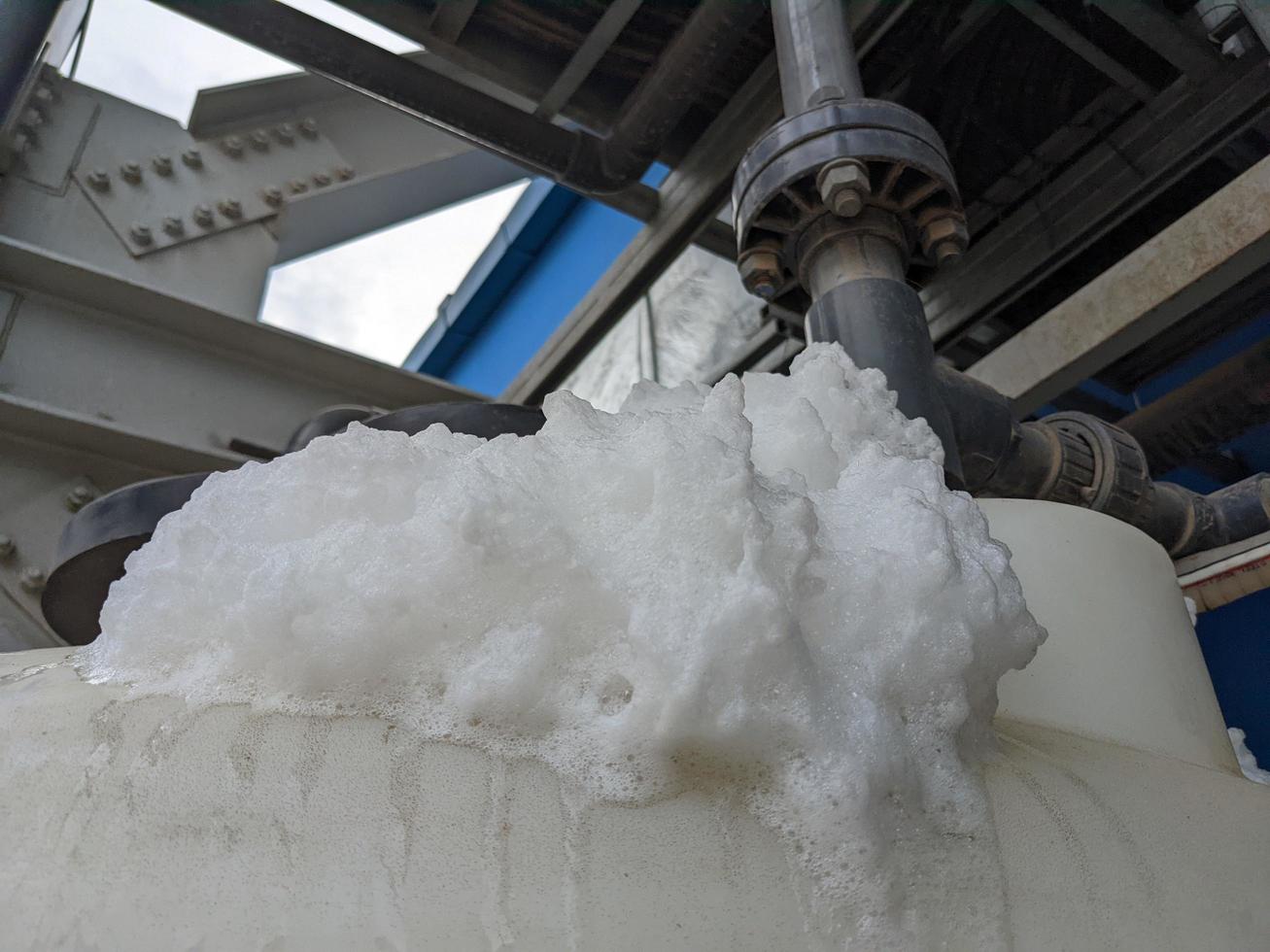 espumoso químico limpieza agua tratamiento planta reacción de Fresco agua y impurezas el foto es adecuado a utilizar para agua tratamiento planta póster, proceso limpieza antecedentes y contenido medios de comunicación.