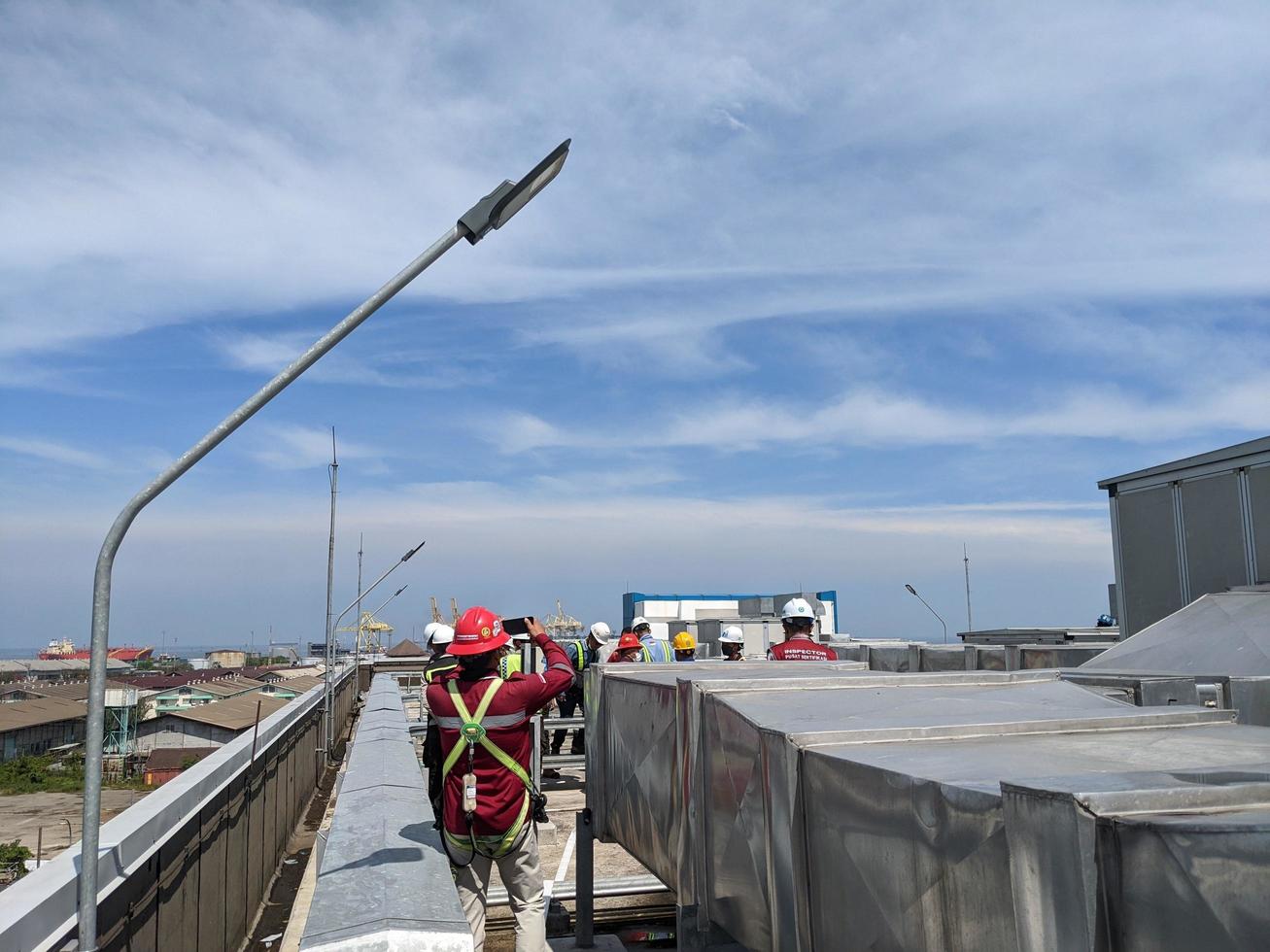 rociar agua prueba boca de aguas torre en el combinar ciclo poder planta. el foto es adecuado a utilizar para industria antecedentes fotografía, poder planta póster y electricidad contenido medios de comunicación.