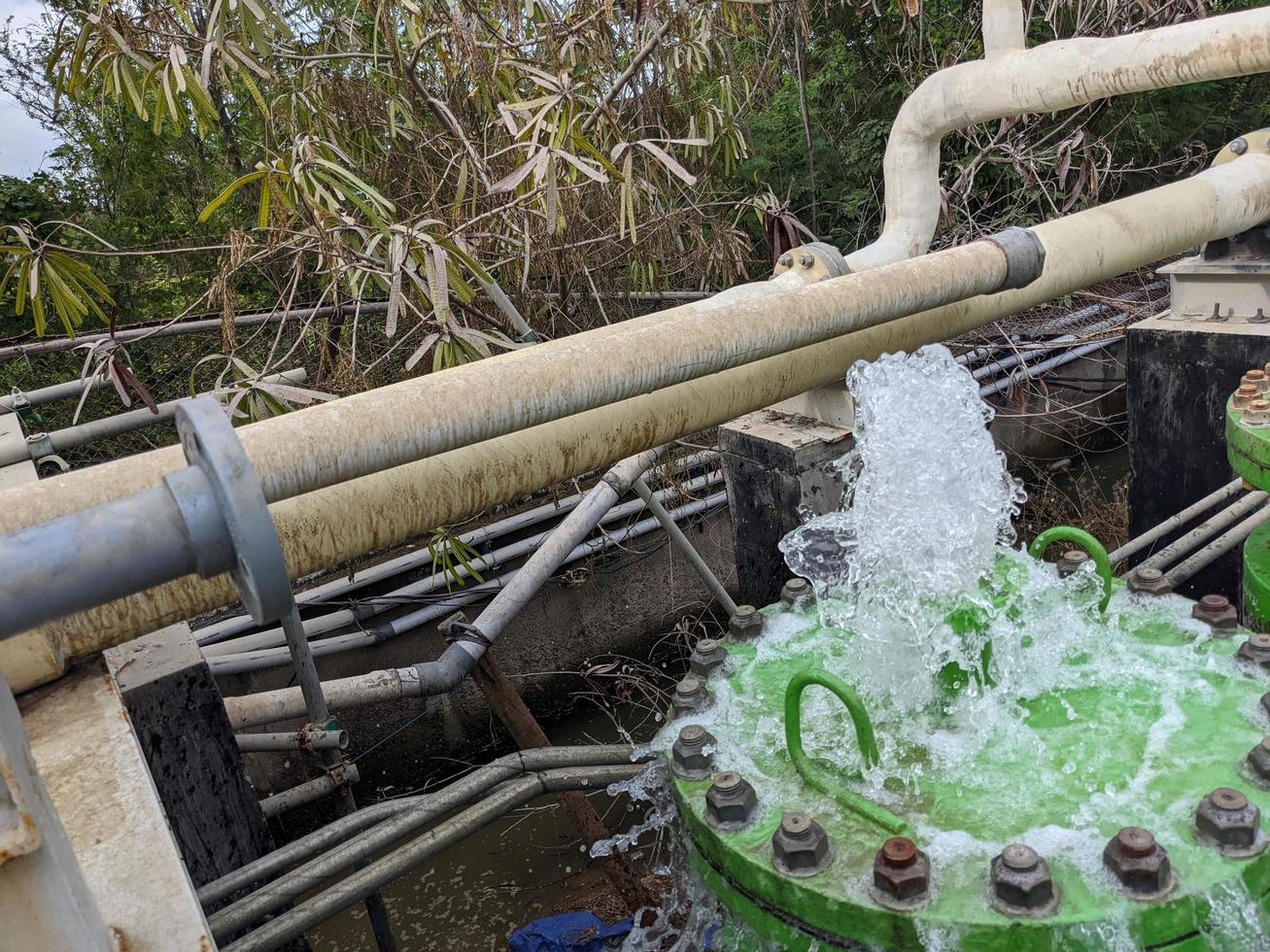 tubo estante y tubo instalación en el construcción poder planta proyecto. el foto es adecuado a utilizar para industria antecedentes fotografía, poder planta póster y electricidad contenido medios de comunicación.