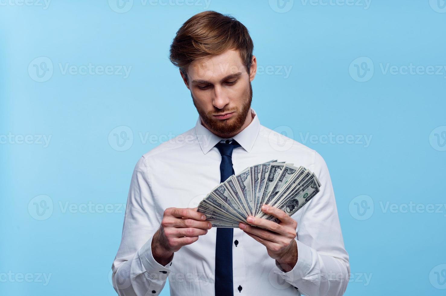 negocio hombre en camisa con Corbata haz de dinero Finanzas riqueza foto