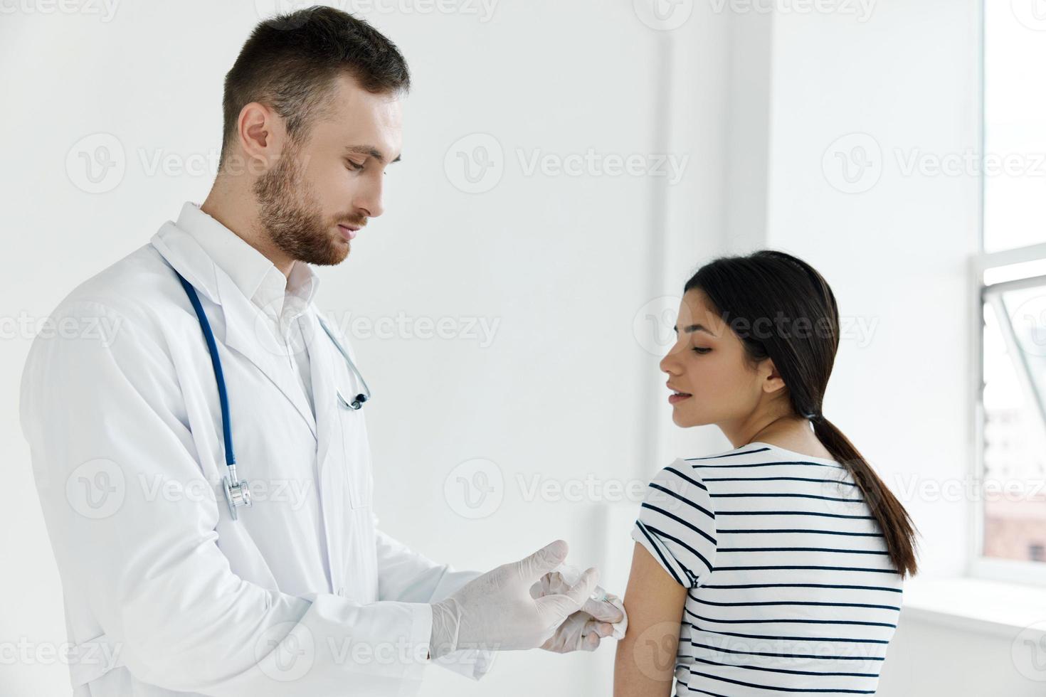 masculino médico vacunar paciente en hospital salud foto