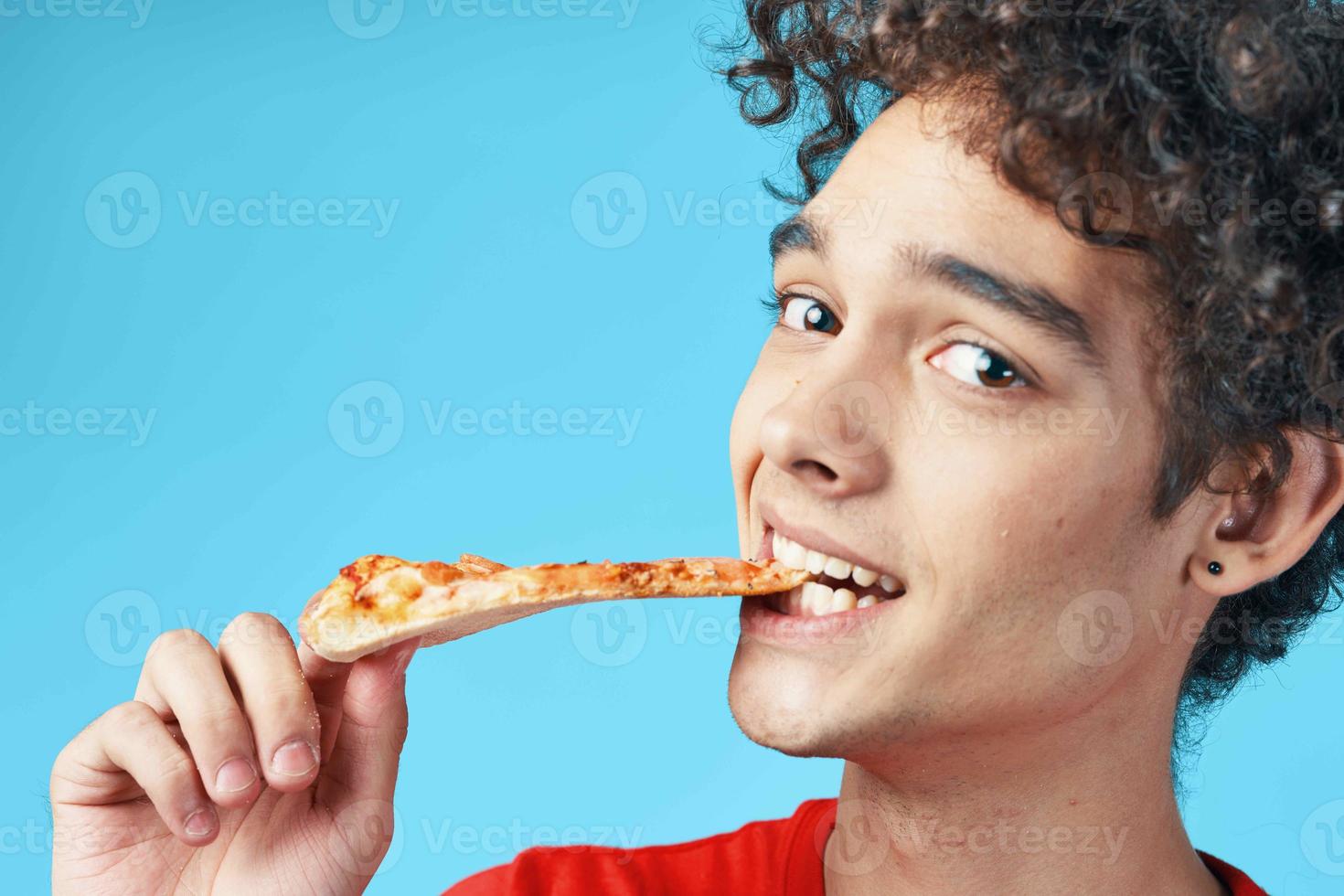 chico con Rizado pelo pájaro en manos rápido comida entrega foto