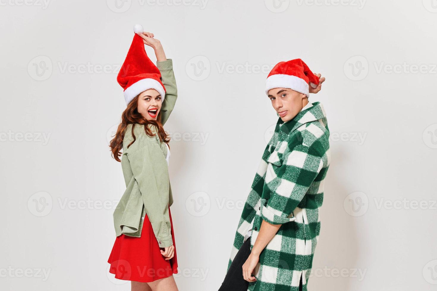 un mujer participación un sombrero detrás un pompón y un hermoso hombre en un tartán camisa foto