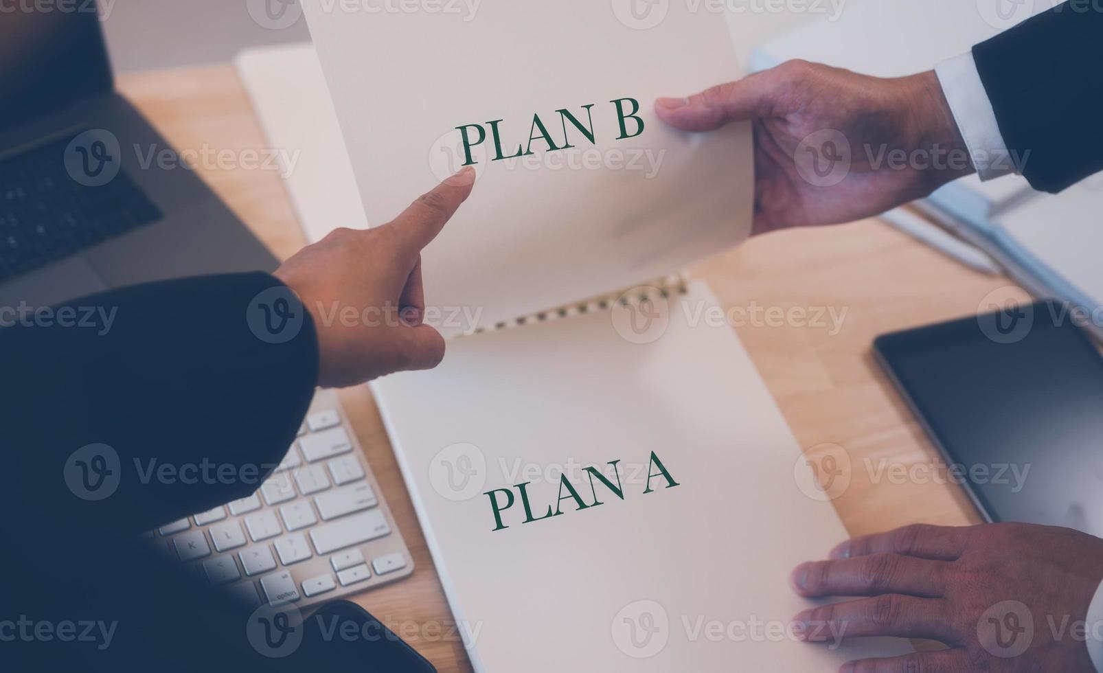 plano, Plan B concepto, empresario trabajando en mesa con computadora ordenador portátil teléfono inteligente teclado y papel. negocio planificación foto