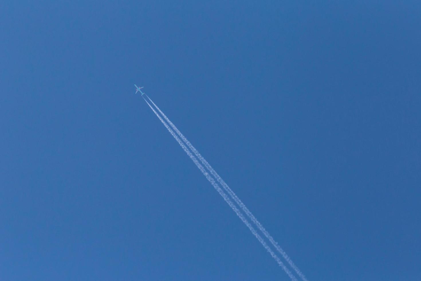 pista desde avión en un azul cielo foto