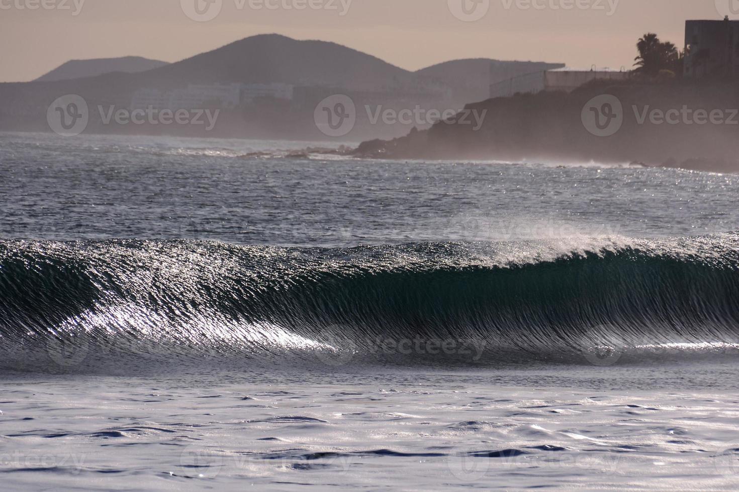 enormes olas del mar foto