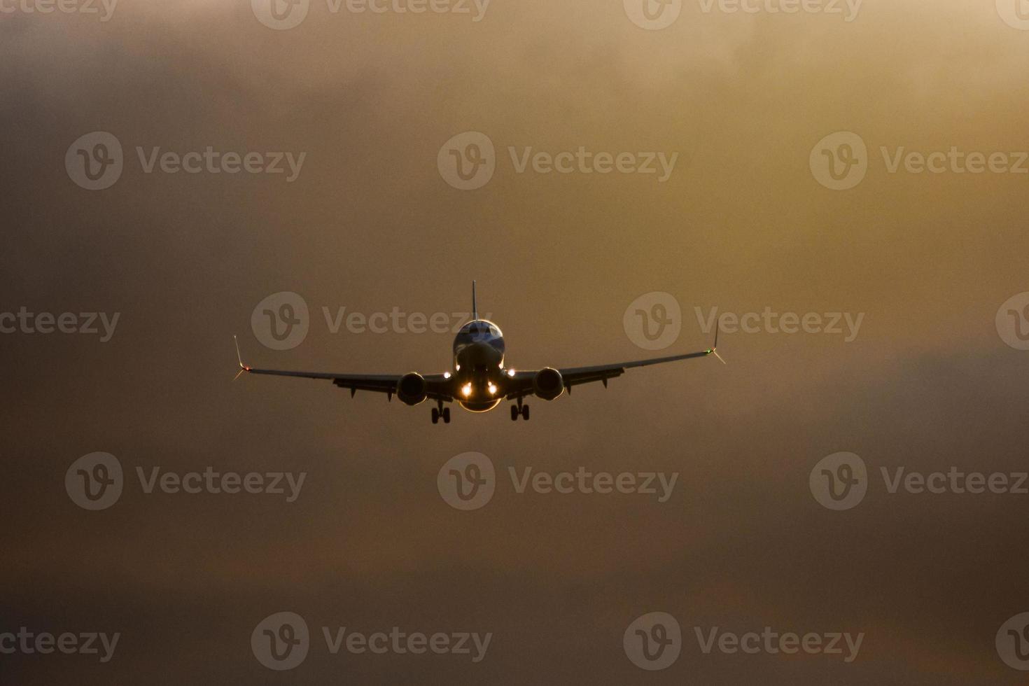 avión volador terminado el nublado cielo foto