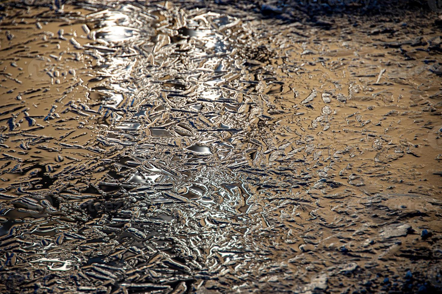 invierno antecedentes con congelación agua reflejando invierno ligero foto