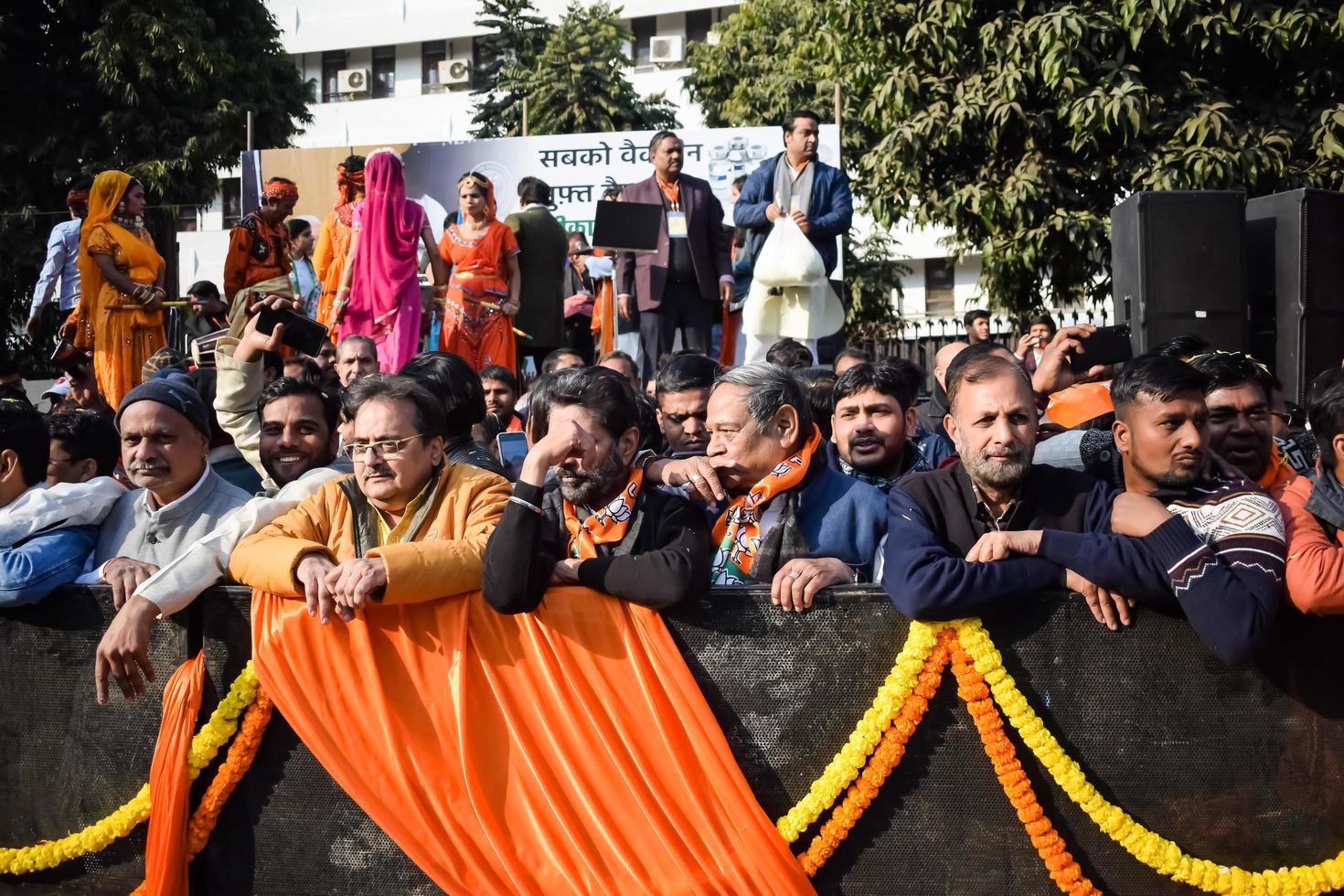 nueva delhi, india - 16 de enero de 2023 - miles de personas reunidas durante el primer ministro narendra modi bjp road show, personas durante el gran mitin electoral de pm modi en la capital foto