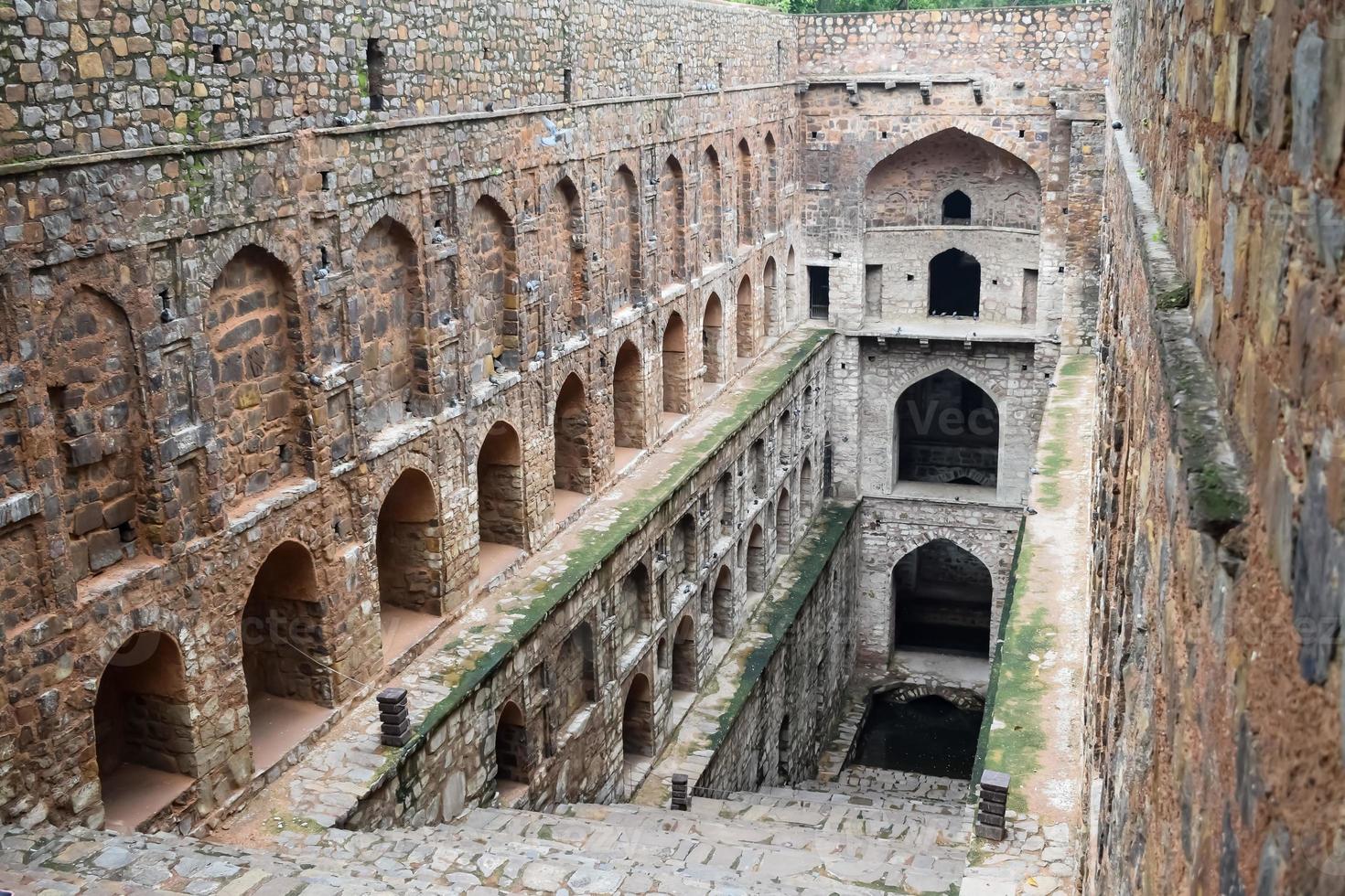 agrasen ki baoli - paso bien situado en medio de connaught colocado nueva delhi india, antigua construcción de arqueología antigua foto