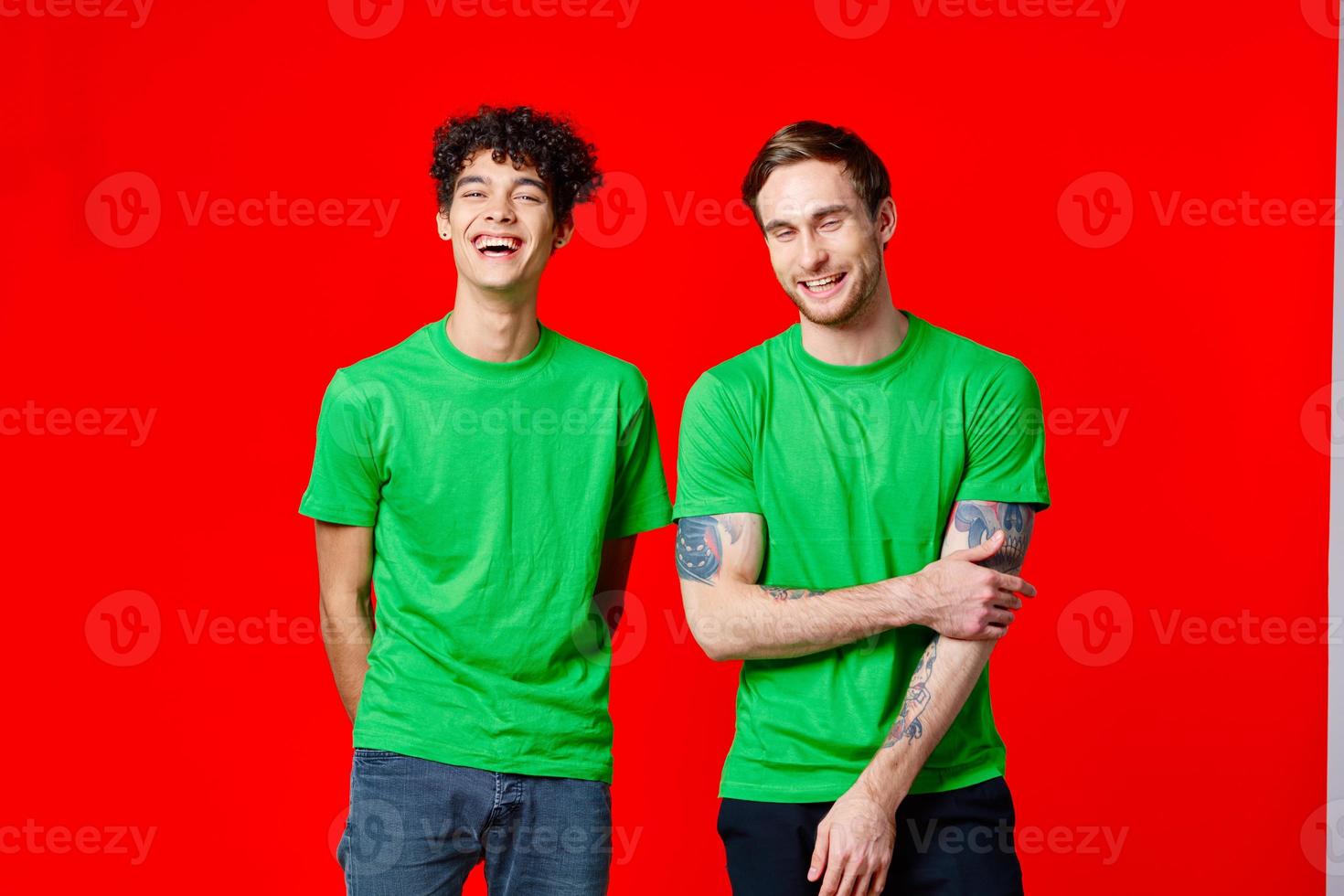 dos amigos verde camisetas Moda casual ropa estudio foto