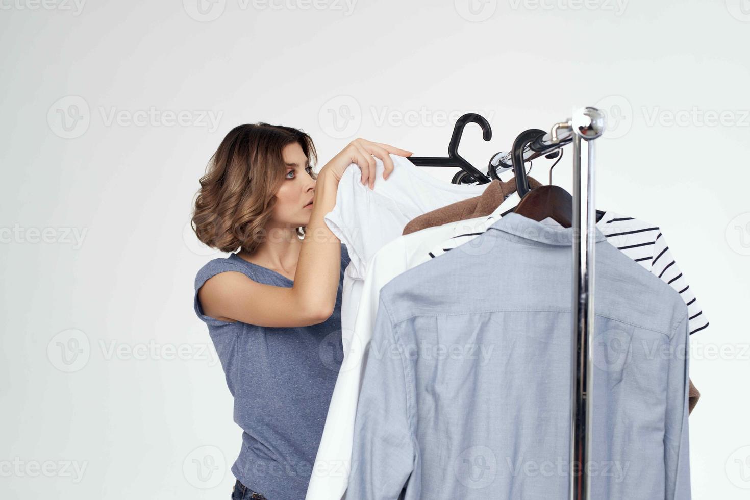 mujer con lentes ropa percha estilo de vida compras aislado antecedentes foto