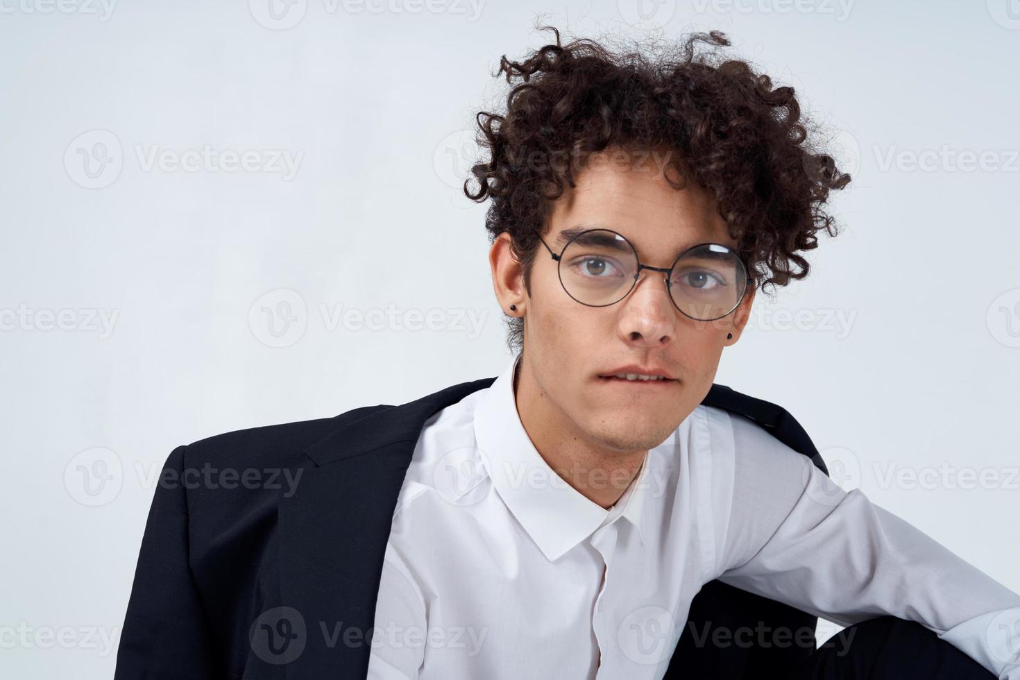 chico Rizado pelo lentes y chaqueta fotografía estudio modelo ligero antecedentes Copiar espacio foto