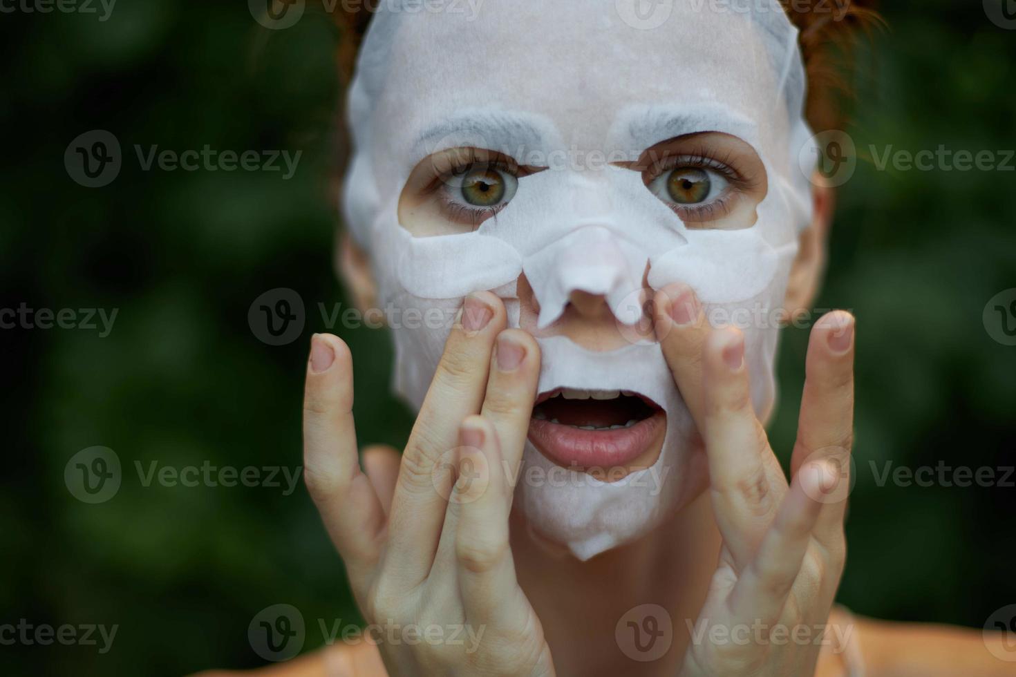 bonito mujer blanco máscara amplio abierto ojos piel cuidado foto