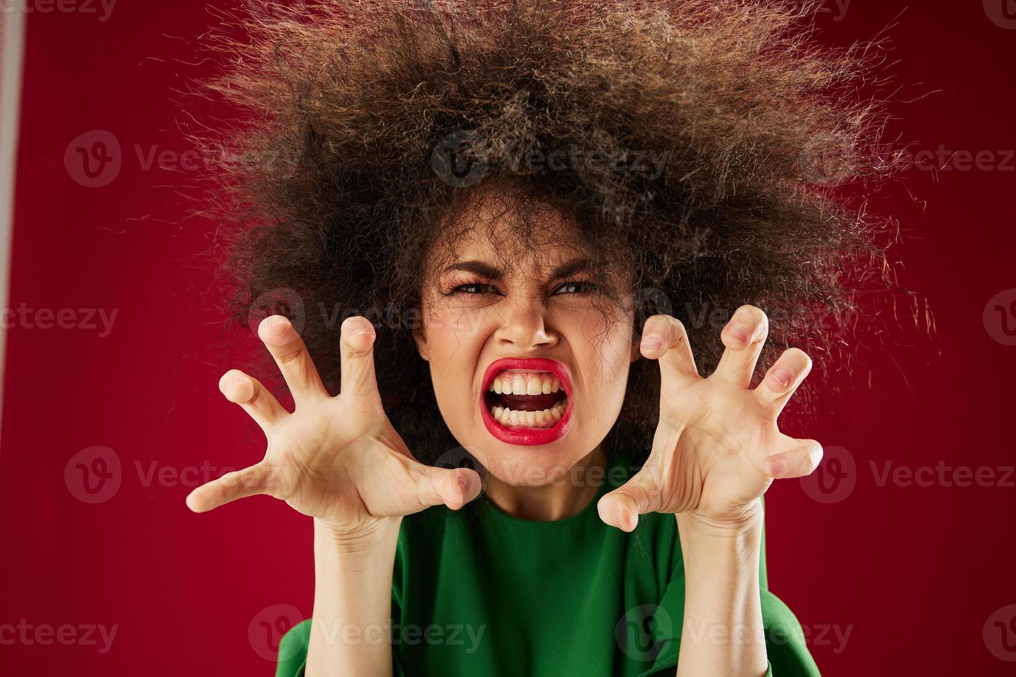 hermosa de moda niña con Rizado pelo mueca posando emoción estudio modelo inalterado foto