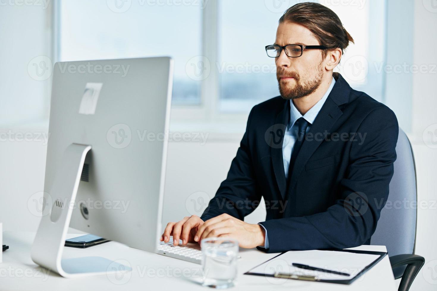 masculino gerente a el escritorio con lentes trabajo ejecutivo foto