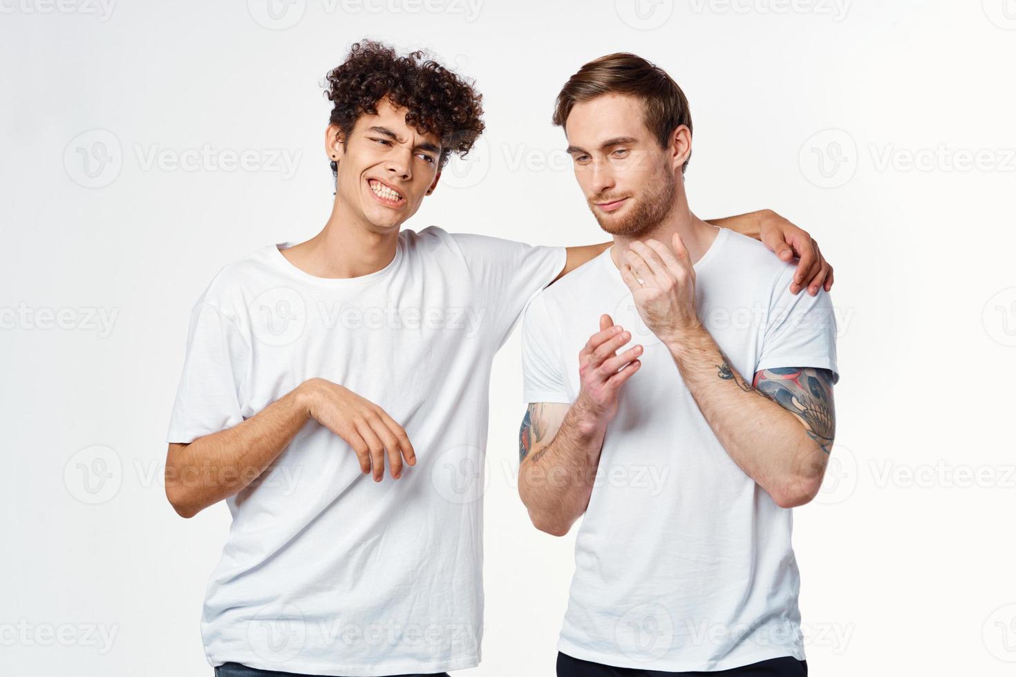 dos chicos en blanco camisetas siguiente a amistad comunicación emociones foto