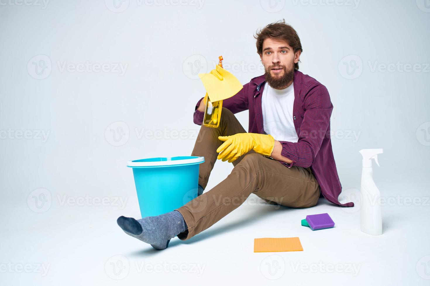 hombre en el piso con un azul Cubeta deberes estilo de vida profesional foto