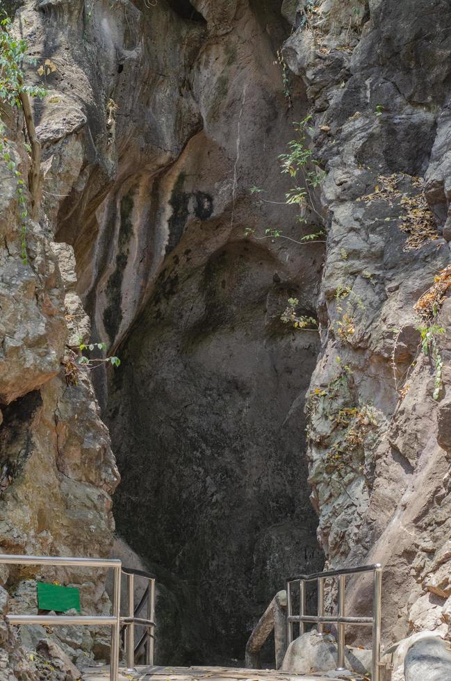 Entrada a el cueva en Khao compartimiento cueva Ratchaburi provincia, dentro allí son estalagmitas foto