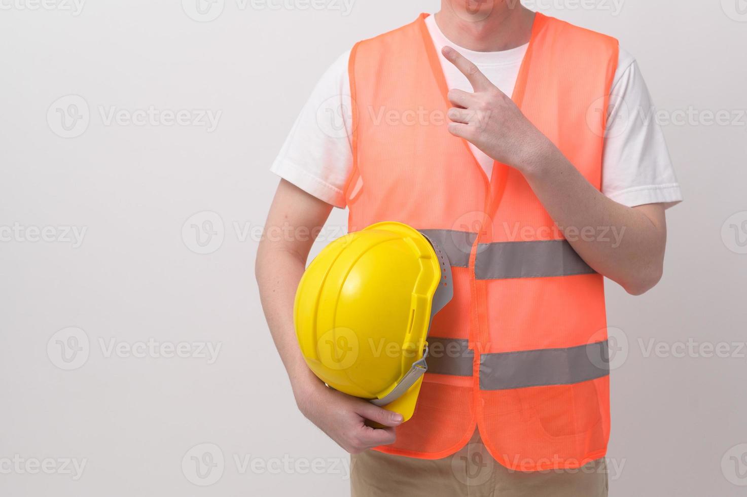 retrato de un ingeniero que lleva un casco protector sobre un estudio de fondo blanco. foto