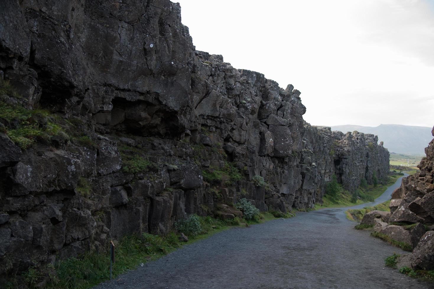 caminando camino Entre tectónico platos a thingvellir nacional parque, Islandia foto
