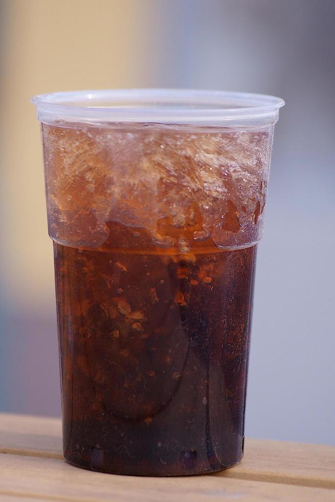 suave bebida con hielo cubitos en un el plastico taza foto