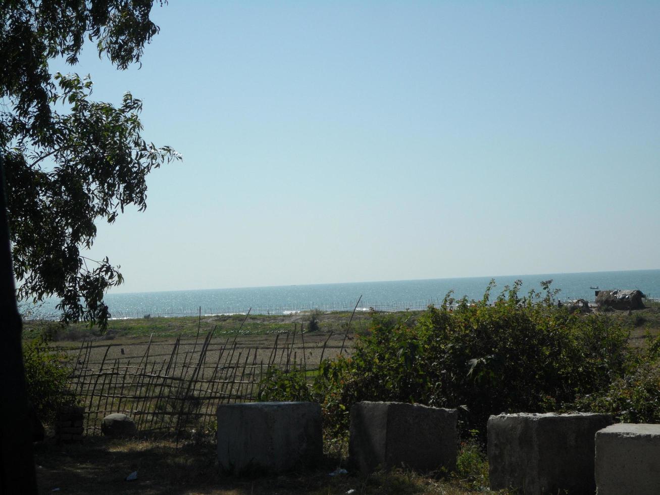 foto de natural paisaje ver de hermosa tropical playa y mar en un soleado día en de cox bazar, bangladesh viaje y vacaciones.