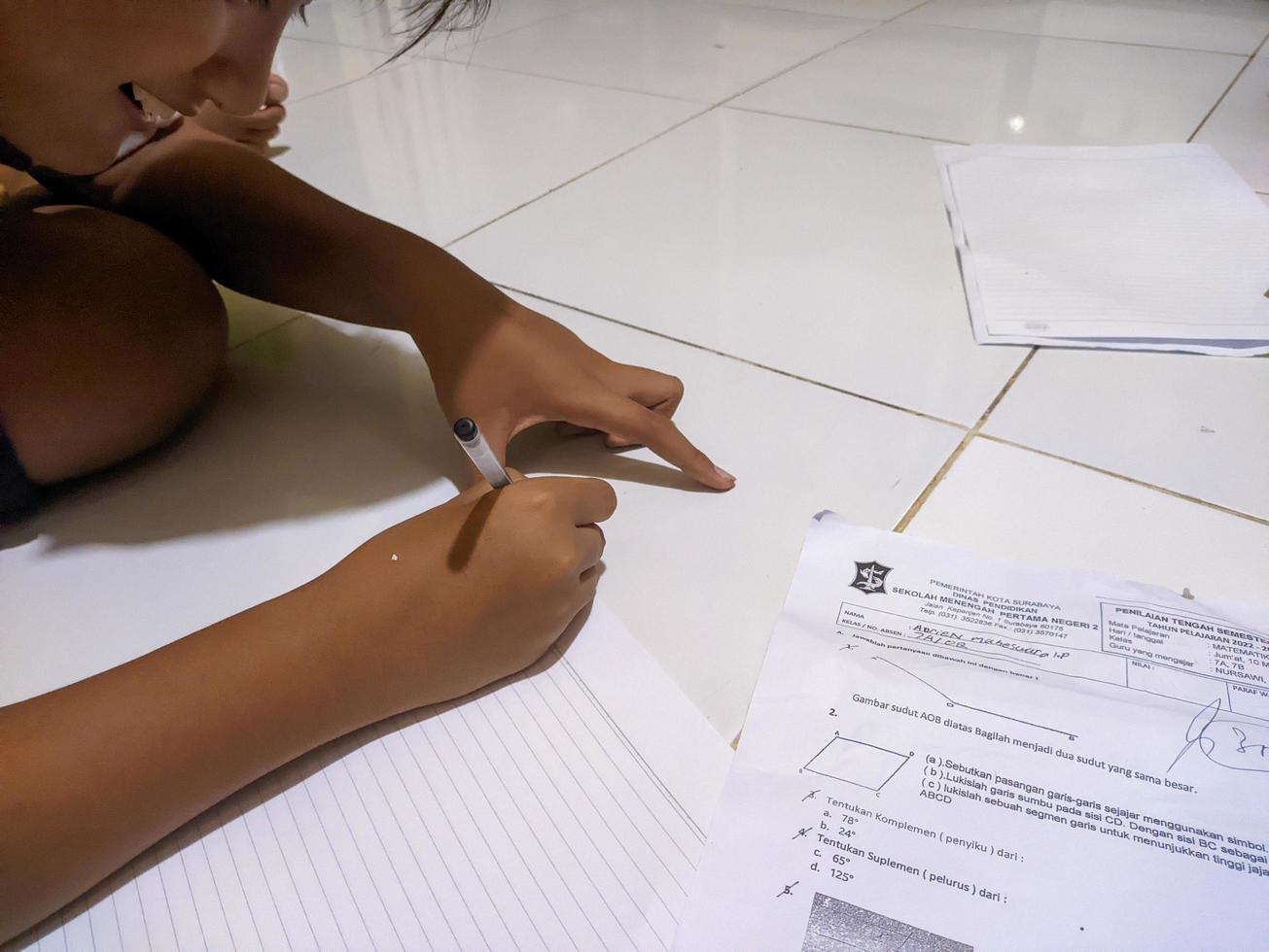 un adolescente es escritura en papel para deberes foto