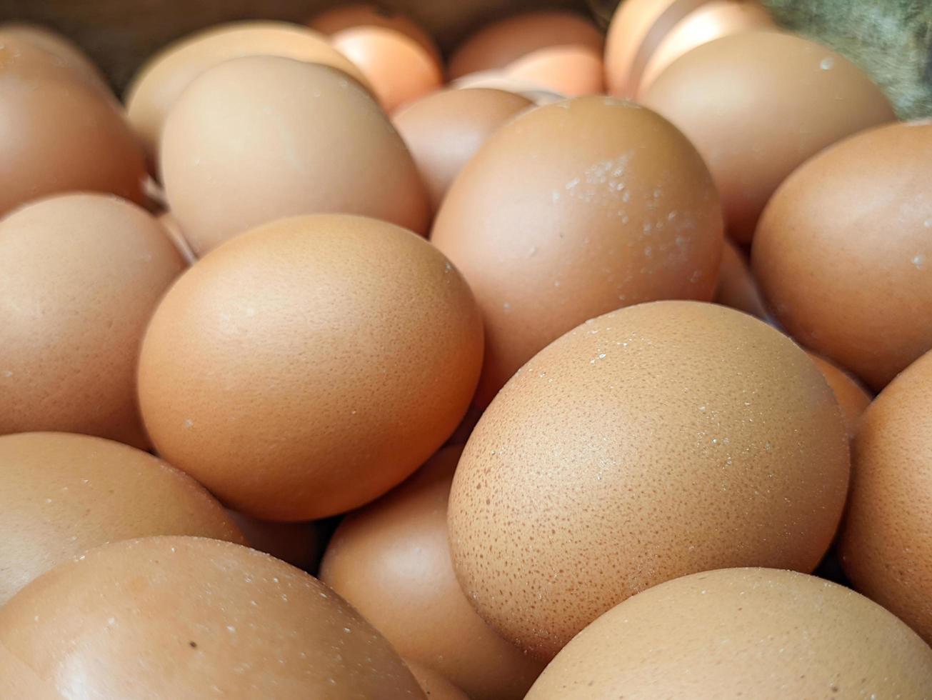 un cerca arriba de montón de pollo huevos. para antecedentes o fondo de pantalla foto