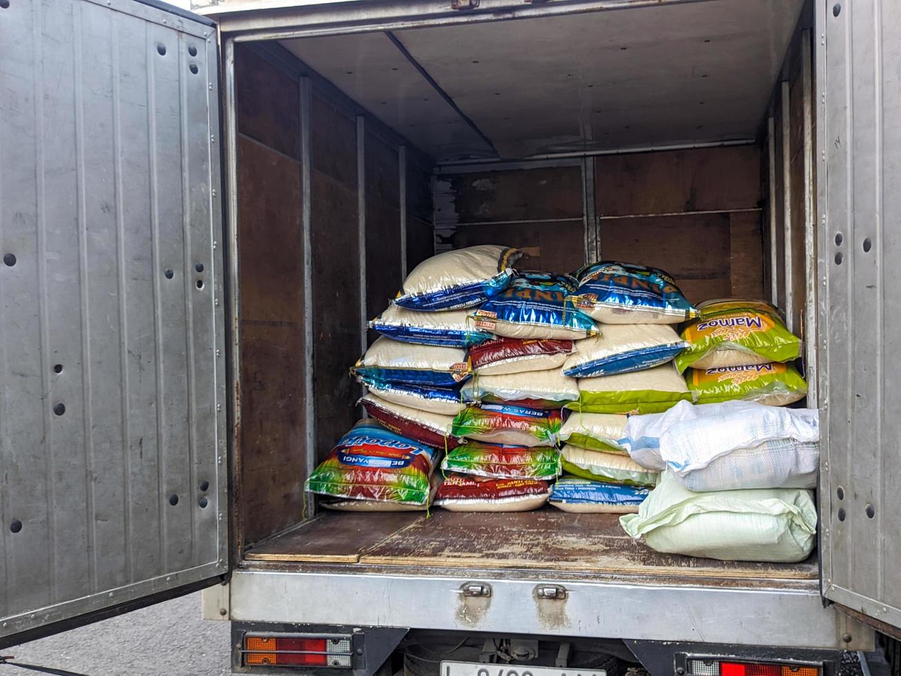 un pila de sacos de arroz en un caja camión foto