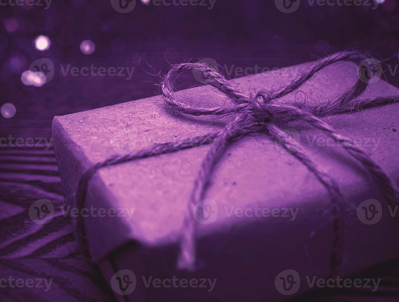 caja de regalo morada foto