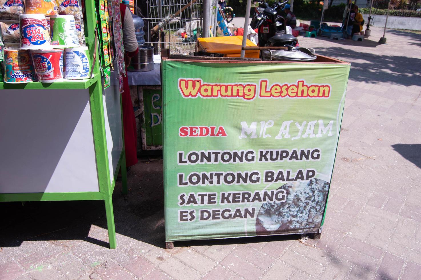 Surabaya, Indonesia, junio 2022 - establos de venta calle meriendas en Indonesia foto