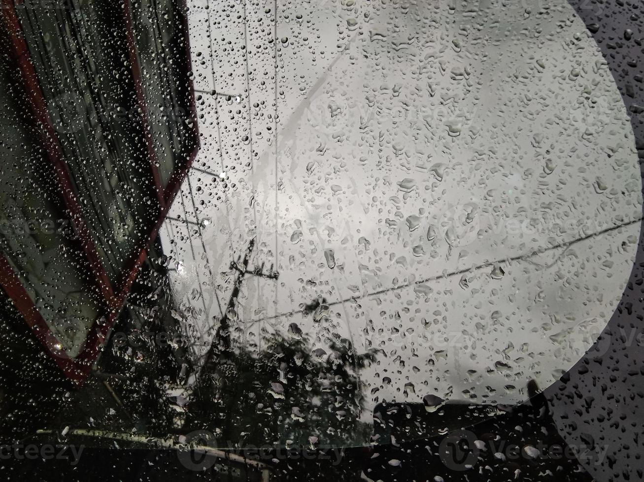 un ventana con gotas de lluvia en eso foto