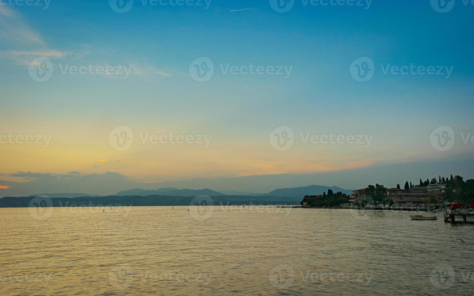 ver en lago garda desde el Puerto de sirmione foto