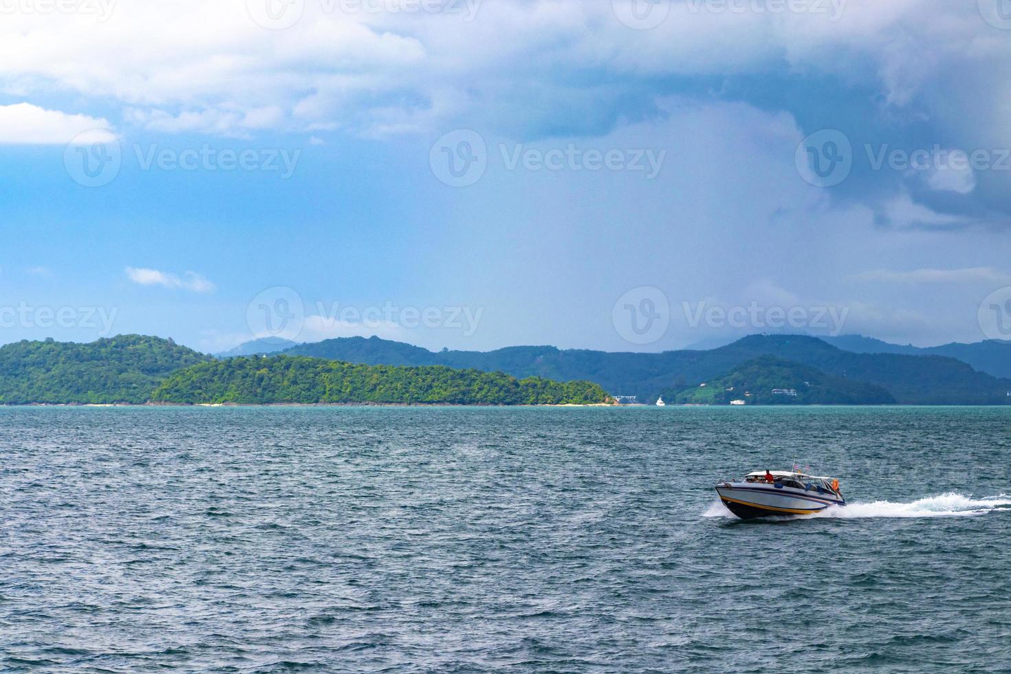 viaje Tailandia por transportar barco yate olas mediante tropical paisaje. foto