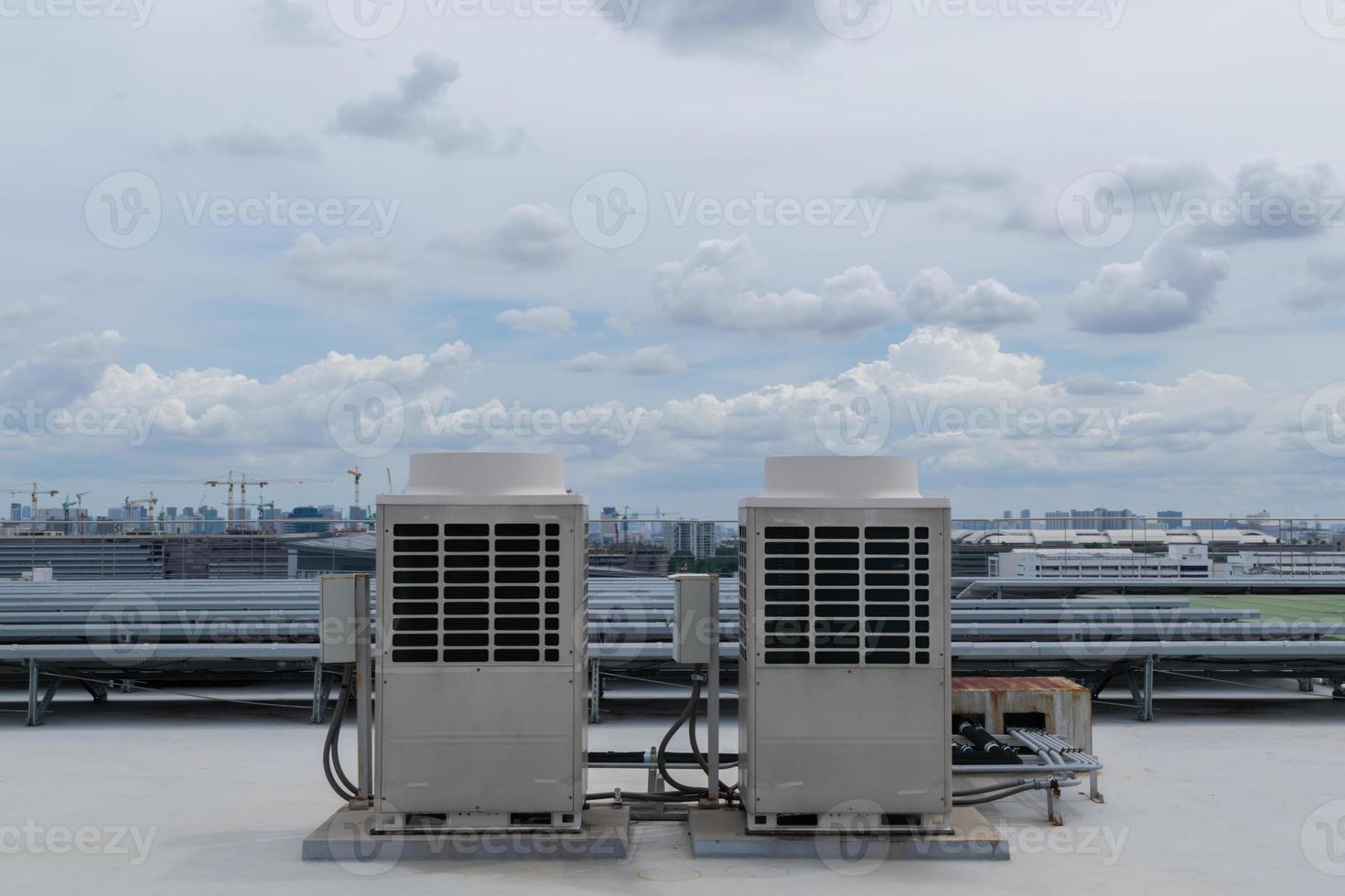 aire acondicionador unidades hvac en un techo de industrial edificio con azul cielo. foto