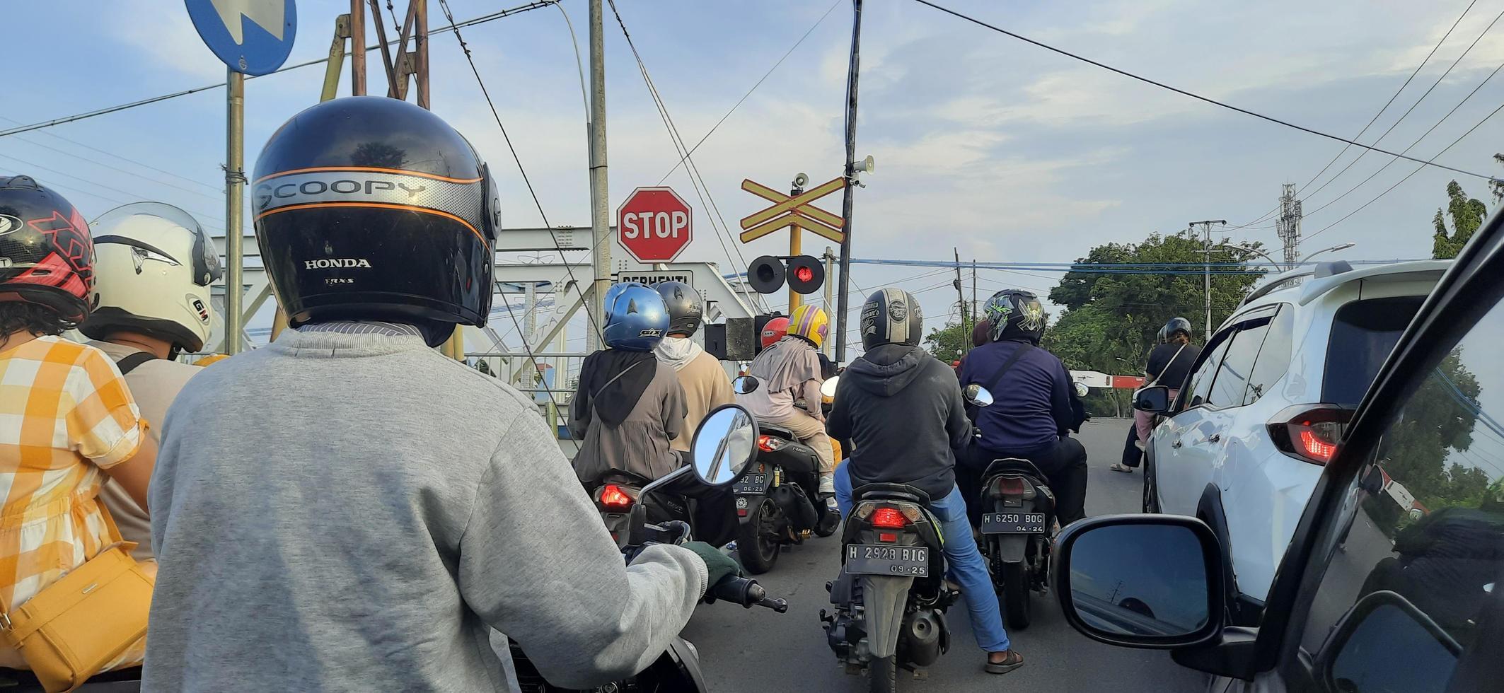 queued waiting for the train to pass for safety, Semarang March 2023 photo