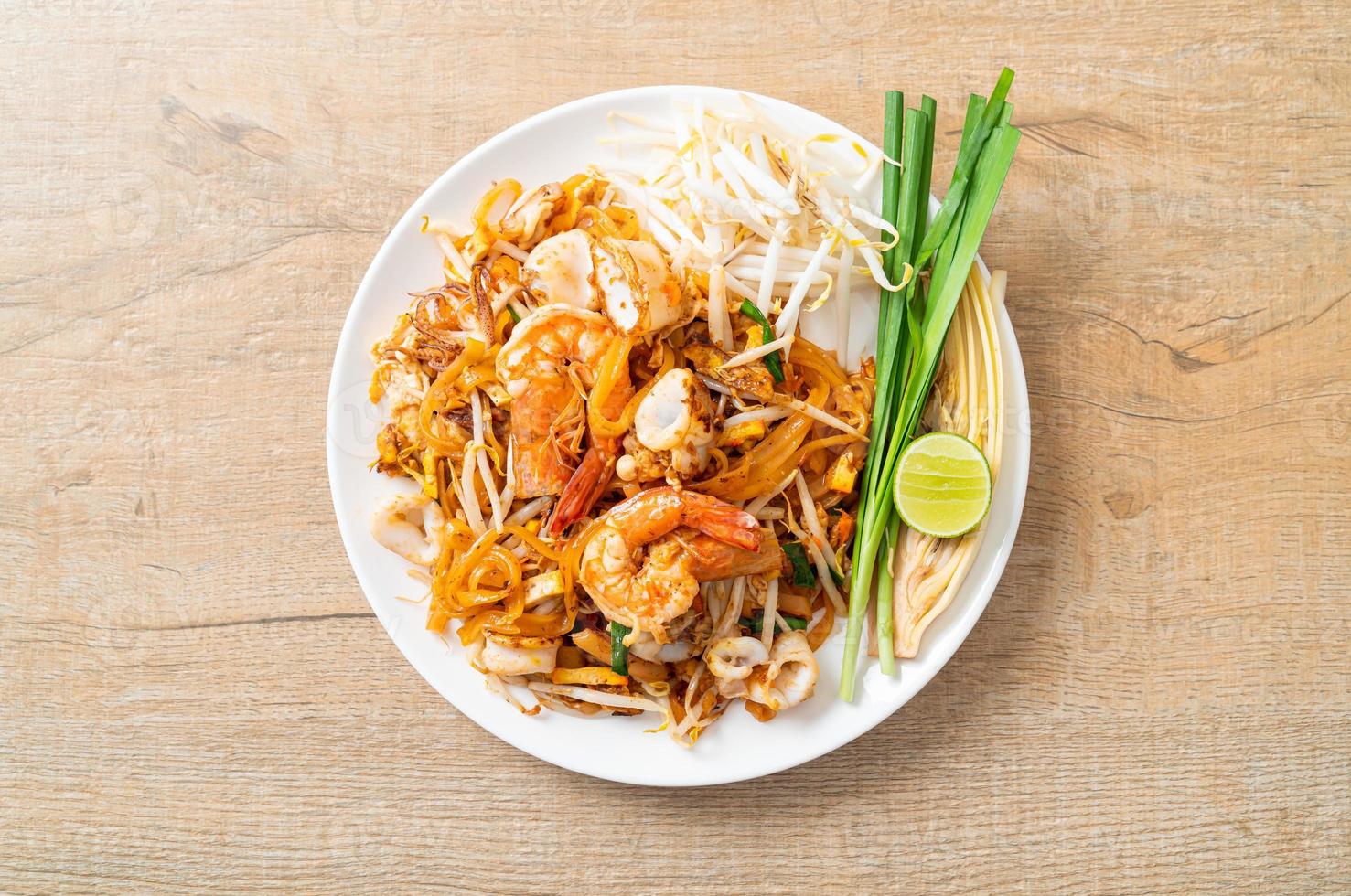 pad thai mariscos - fideos salteados con camarones, calamares o pulpo y tofu foto