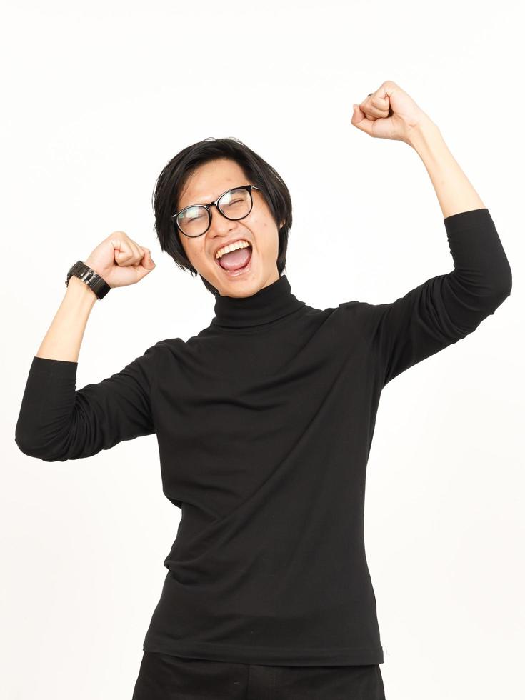 si emocionado y celebracion gesto de hermosa asiático hombre aislado en blanco antecedentes foto