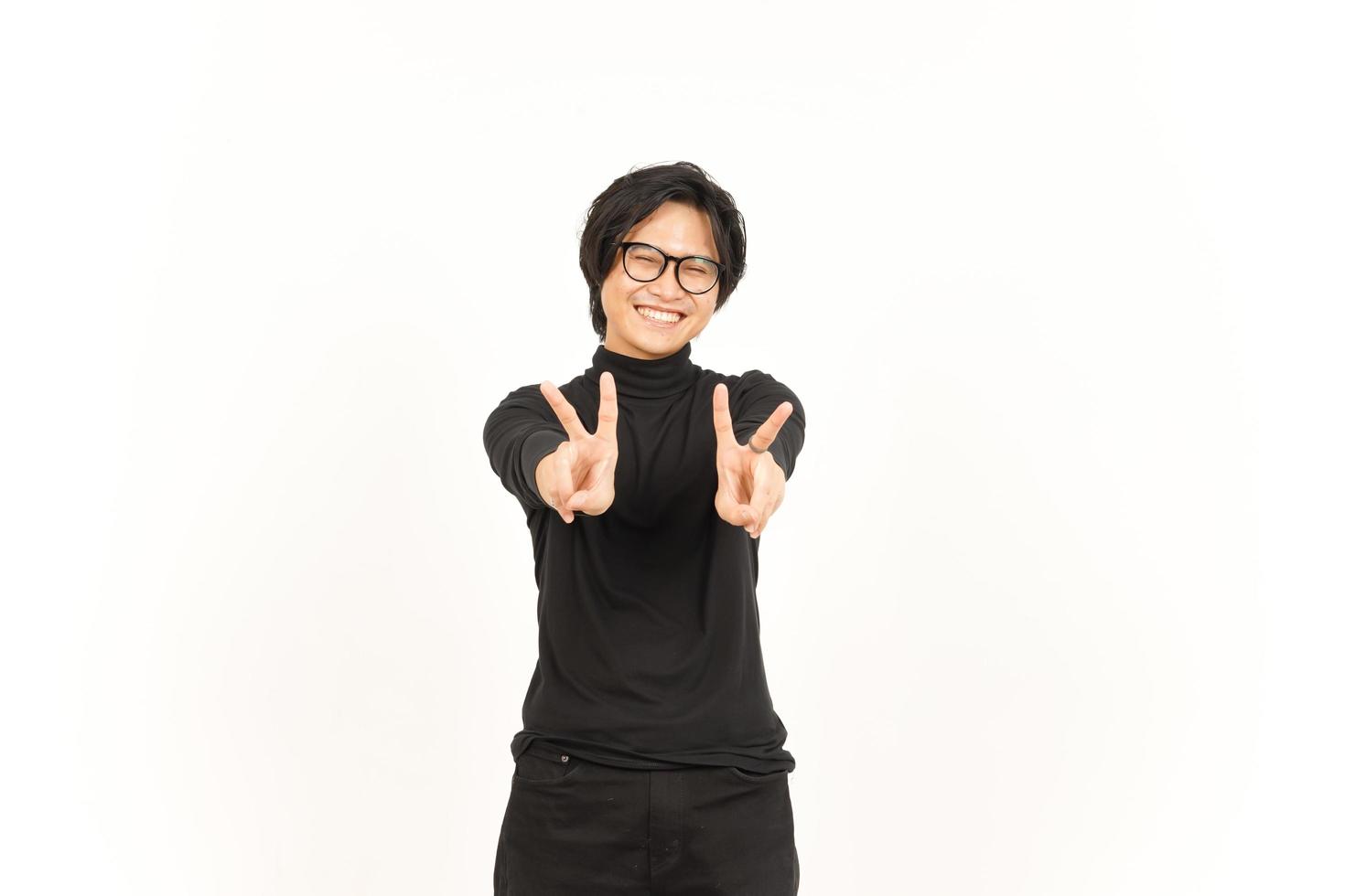 sonrisa y demostración paz firmar de hermoso asiático hombre aislado en blanco antecedentes foto