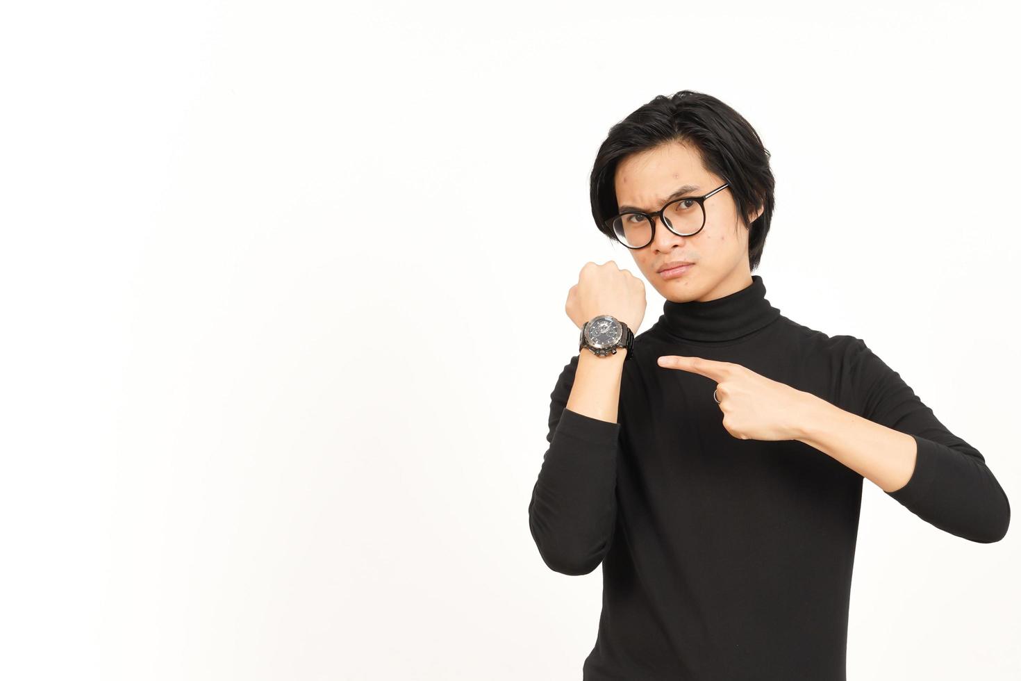 señalando a reloj y enojado para tarde de hermoso asiático hombre aislado en blanco antecedentes foto