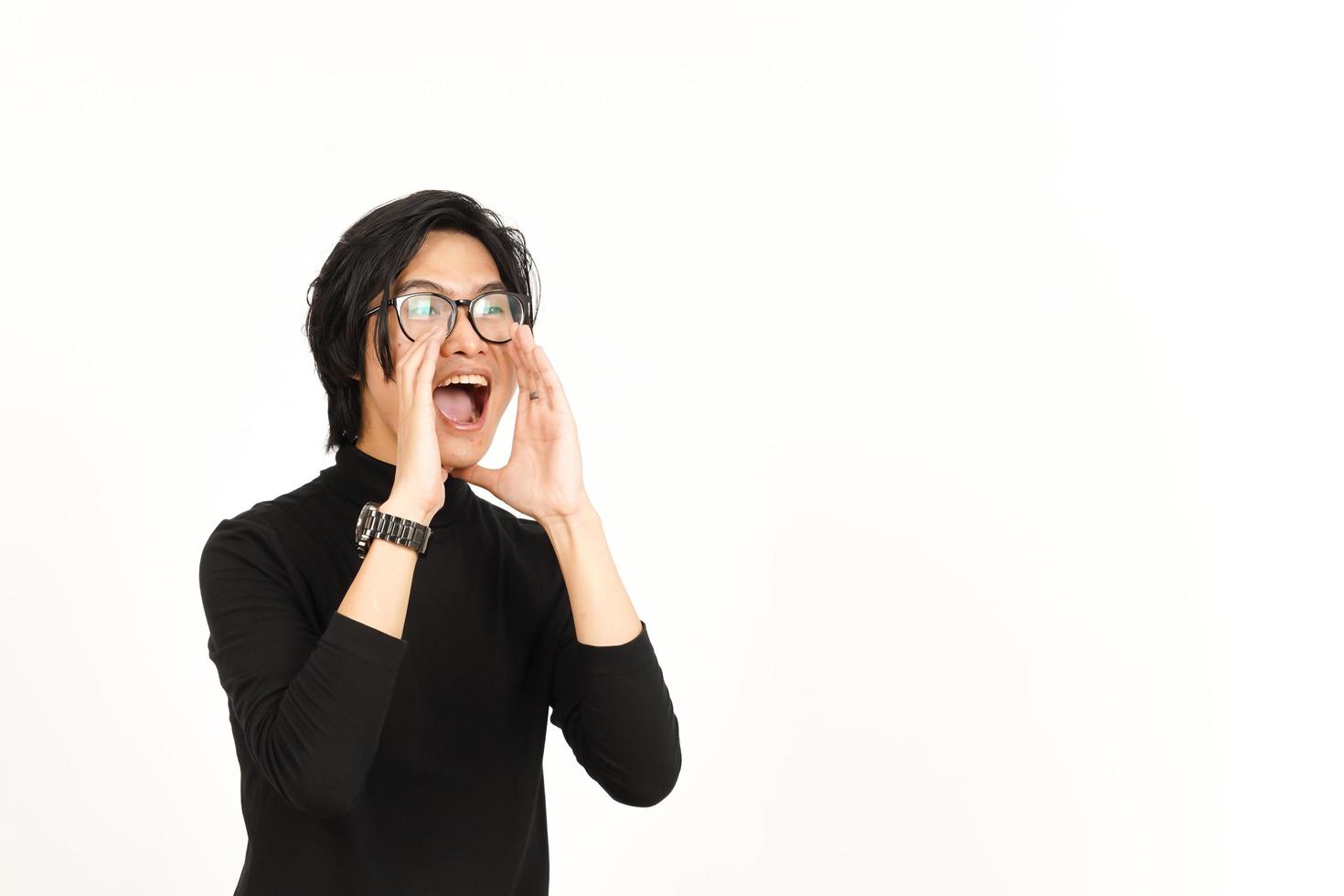 anuncio con manos terminado boca de hermoso asiático hombre aislado en blanco antecedentes foto