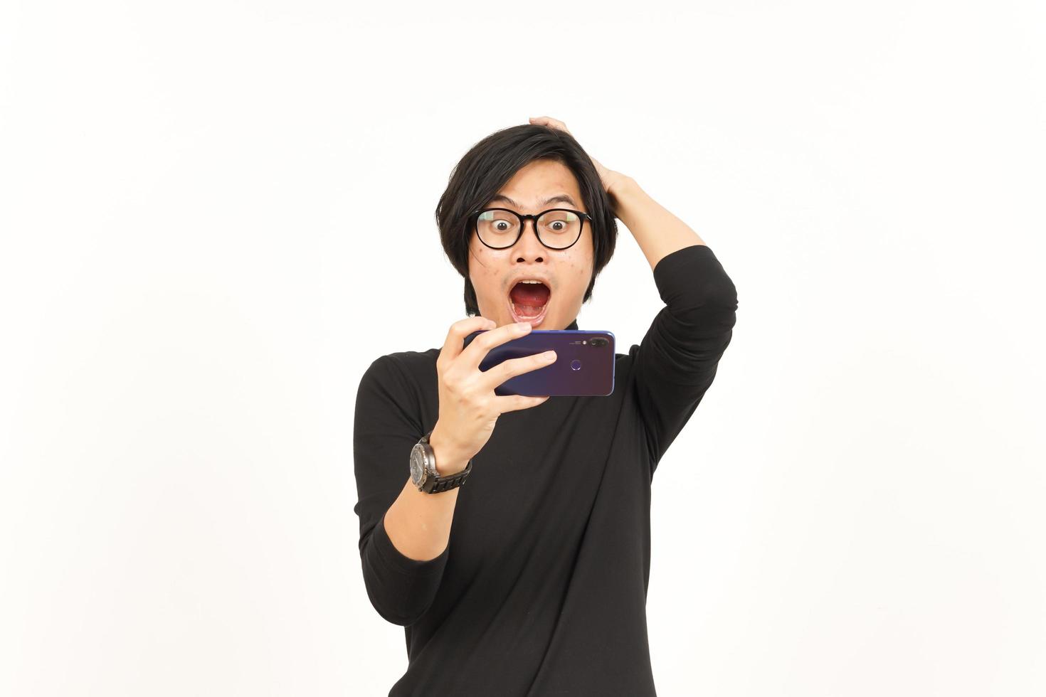 jugando móvil juego en teléfono inteligente de hermoso asiático hombre aislado en blanco antecedentes foto